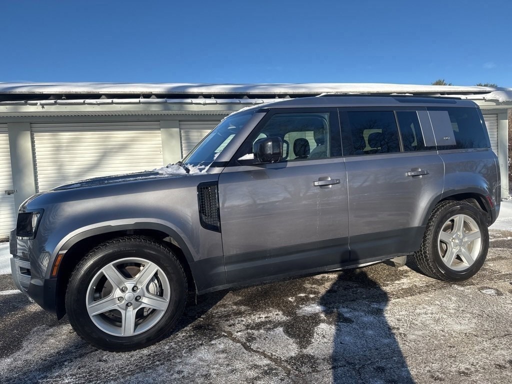 2020 Land Rover Defender SE's photo