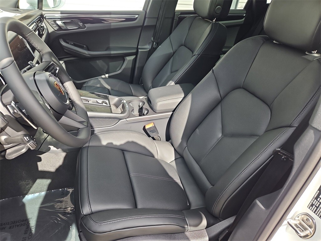 2026 Porsche Macan T photo 4