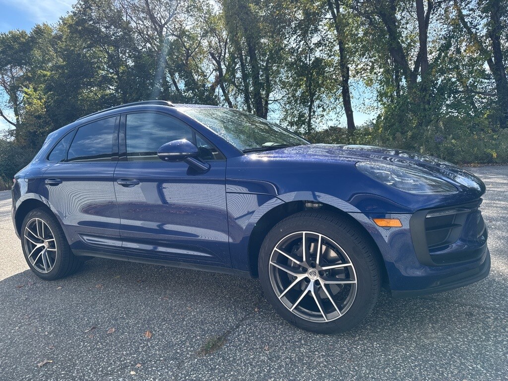 2025 Porsche Macan T photo 2
