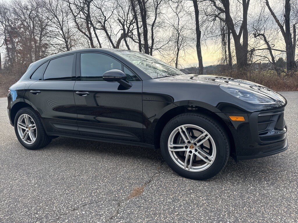 2025 Porsche Macan T photo 2