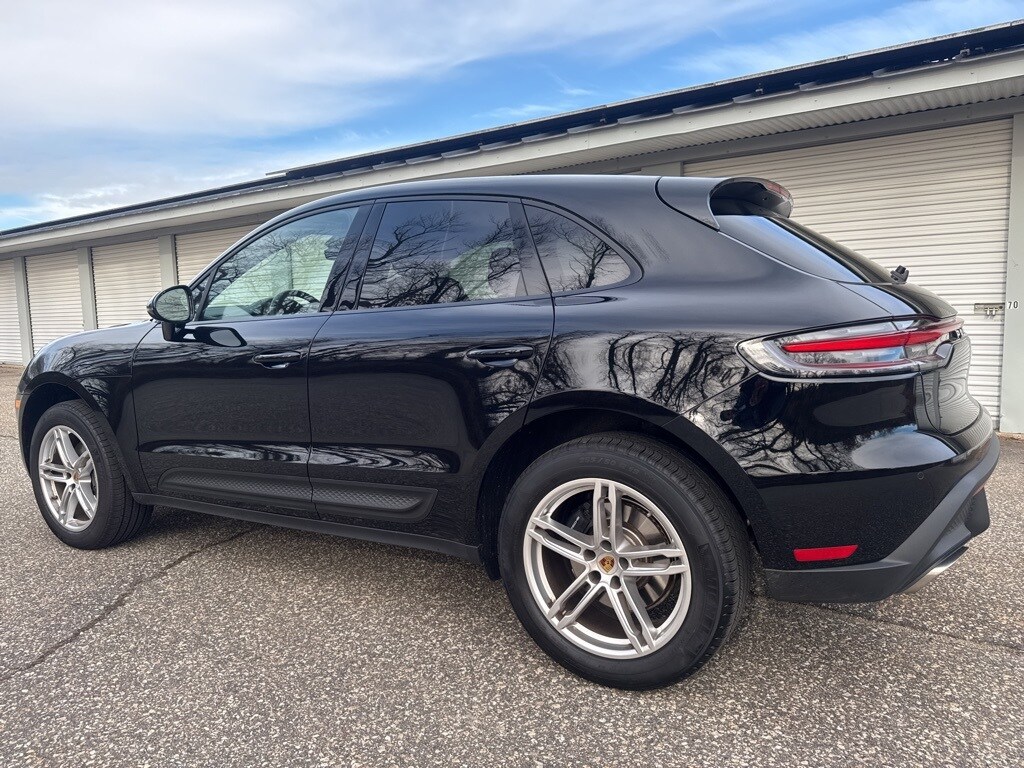 2025 Porsche Macan T photo 4