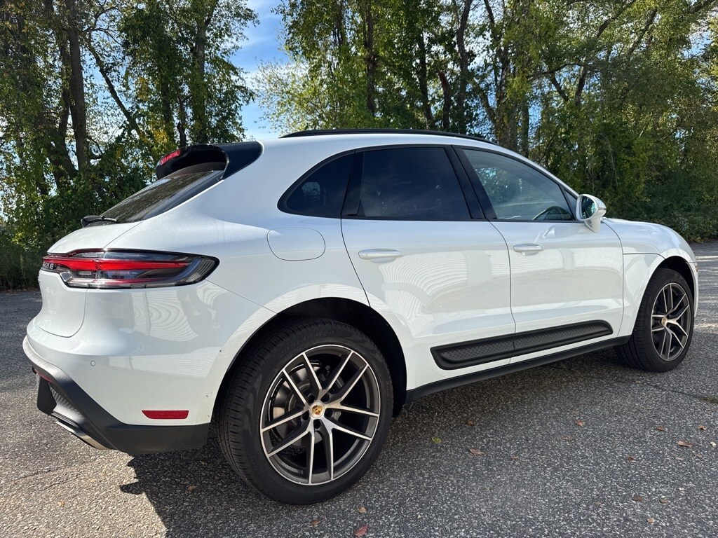 2025 Porsche Macan T photo 2