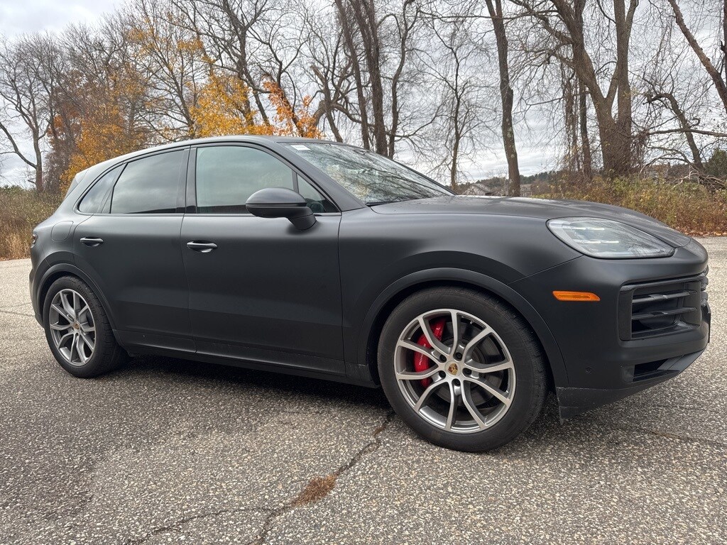 2024 Porsche Cayenne S photo 2