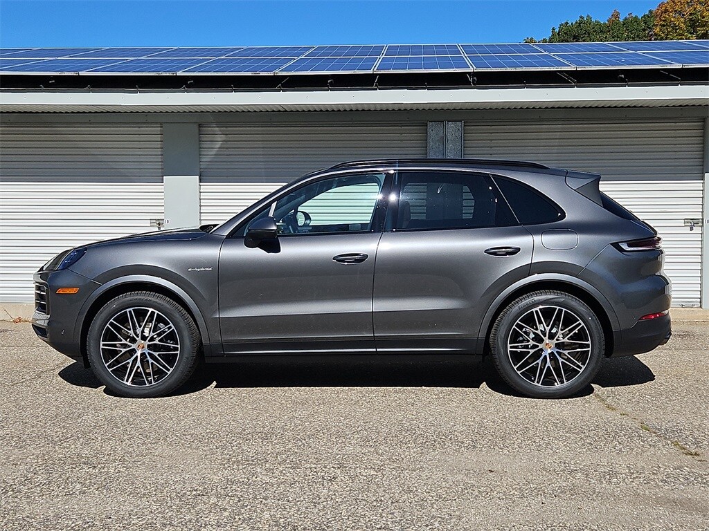 2026 Porsche Cayenne E-Hybrid photo 2