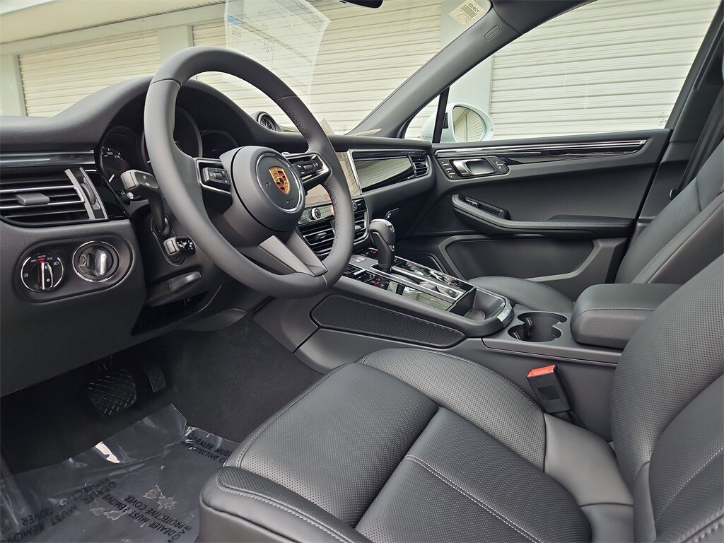 2026 Porsche Macan T photo 4