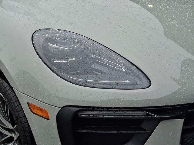 2026 Porsche Macan T - Photo 11