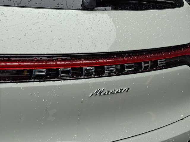 2026 Porsche Macan T - Photo 23