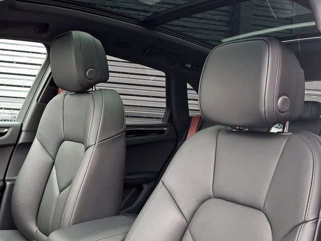 2026 Porsche Macan T - Photo 5