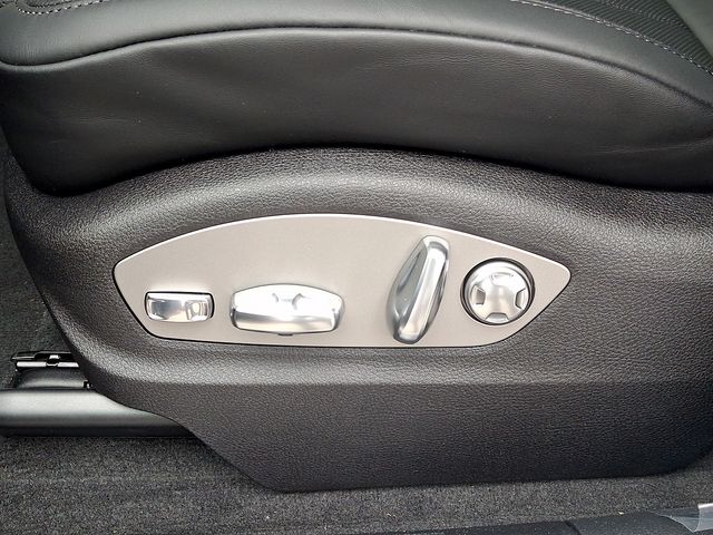 2026 Porsche Macan T - Photo 15