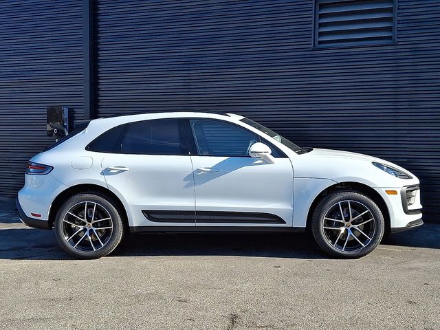 2026 Porsche Macan T - Photo 8