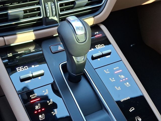 2026 Porsche Macan T - Photo 17