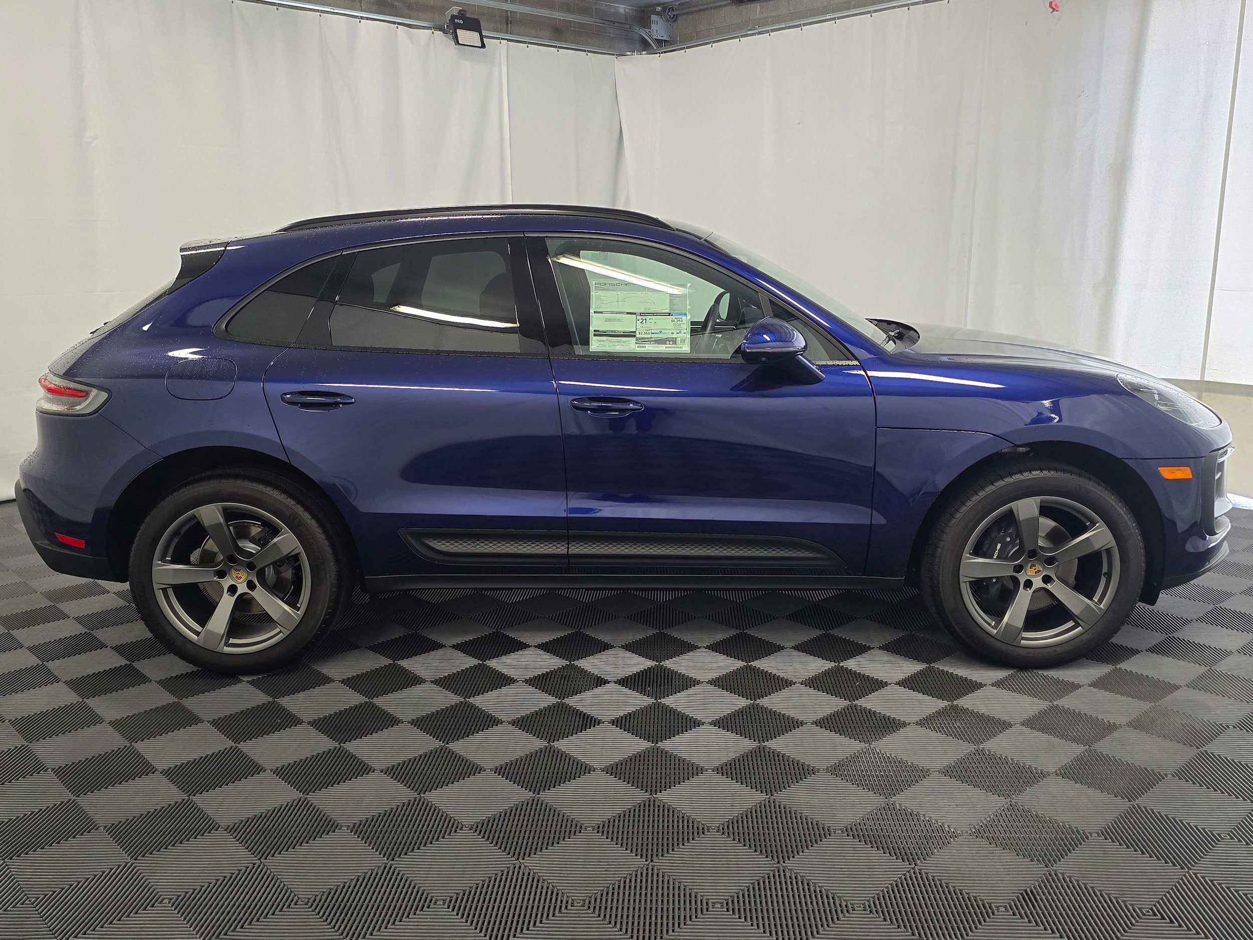 2026 Porsche Macan T - Photo 8