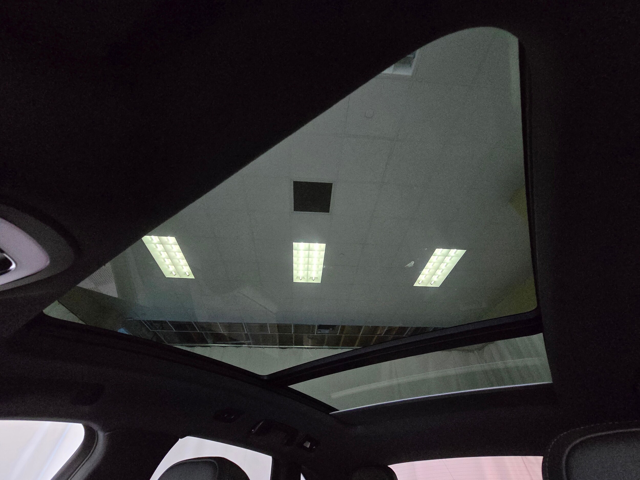 2025 Porsche Macan - Photo 44