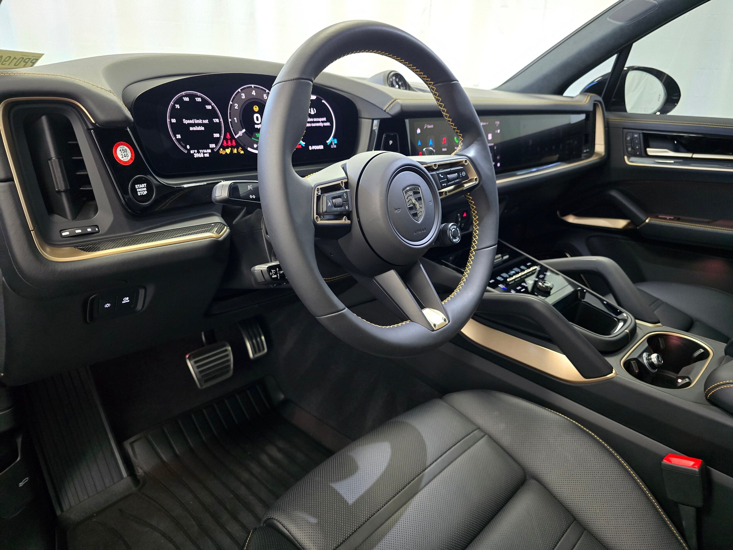 2025 Porsche Cayenne Turbo E-Hybrid photo 4