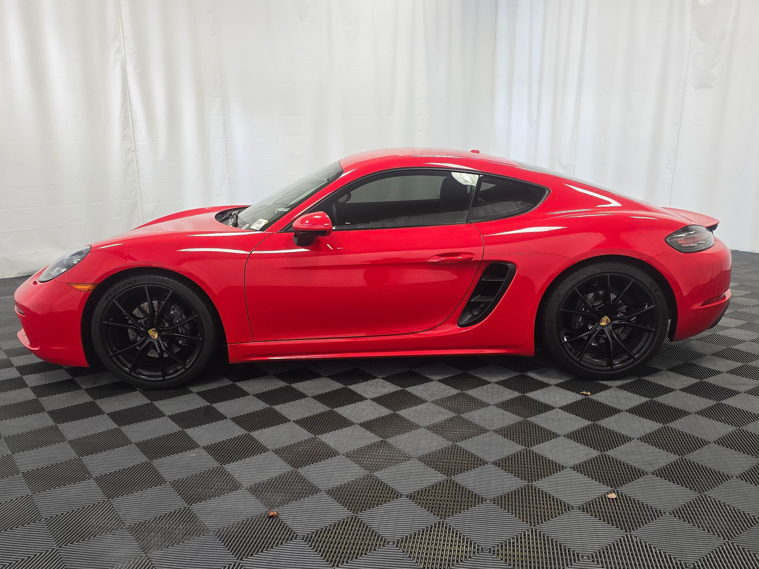 2024 Porsche Cayman photo 2
