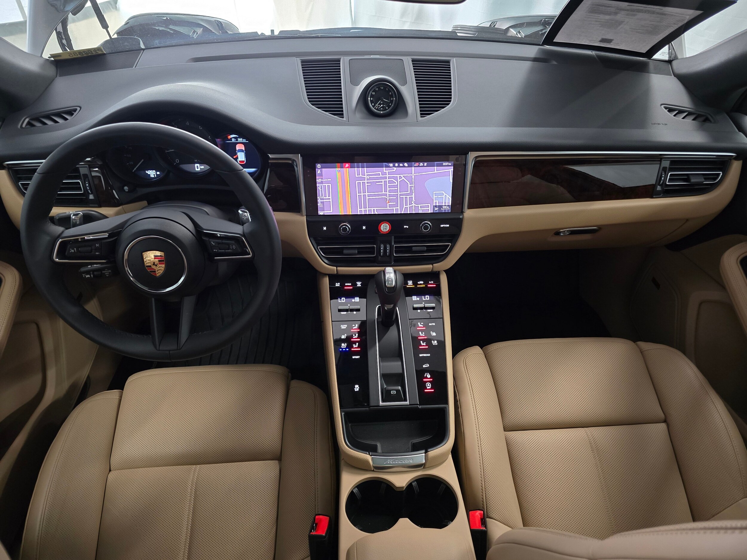 2025 Porsche Macan - Photo 18