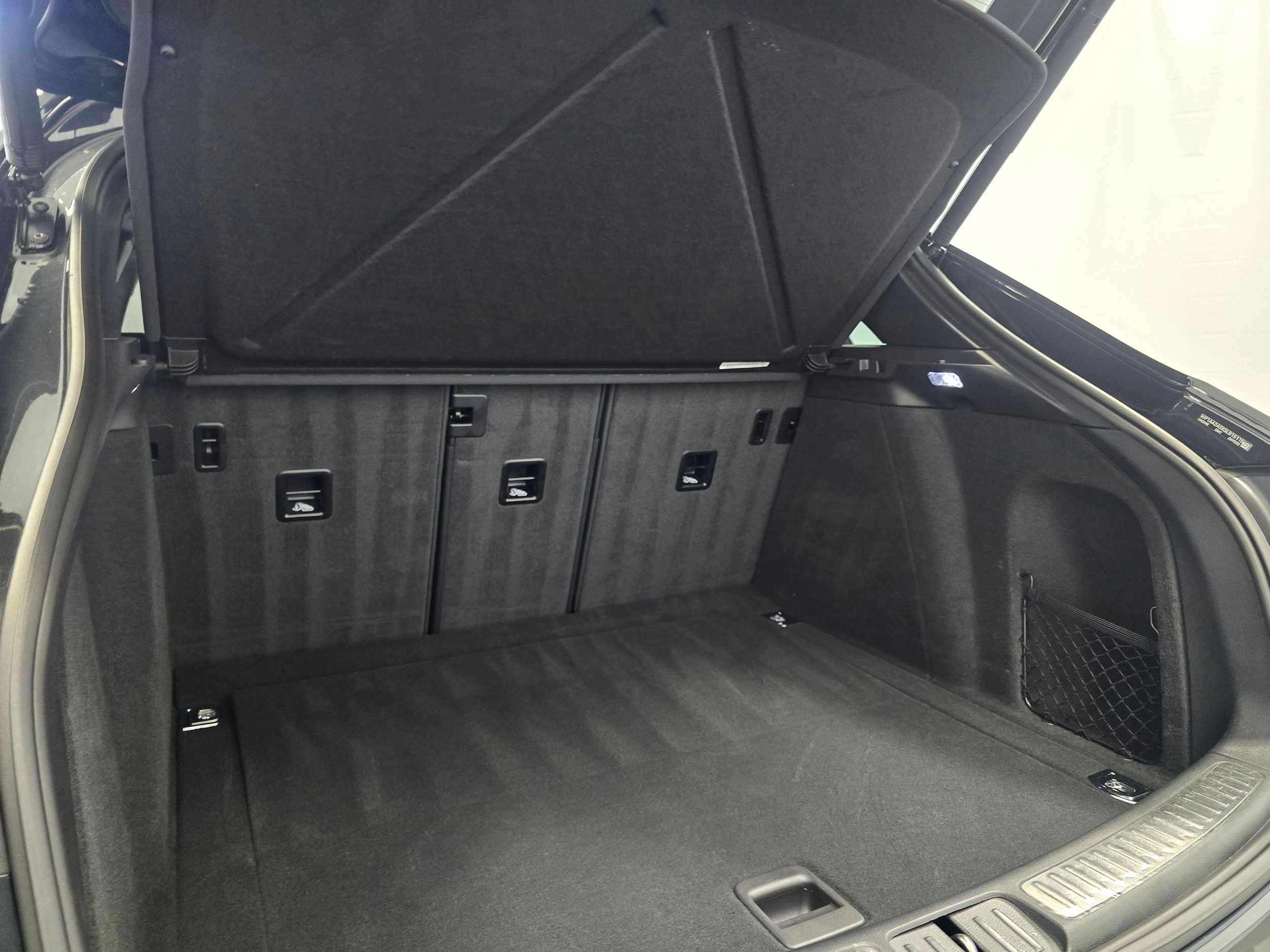 2025 Porsche Macan - Photo 21