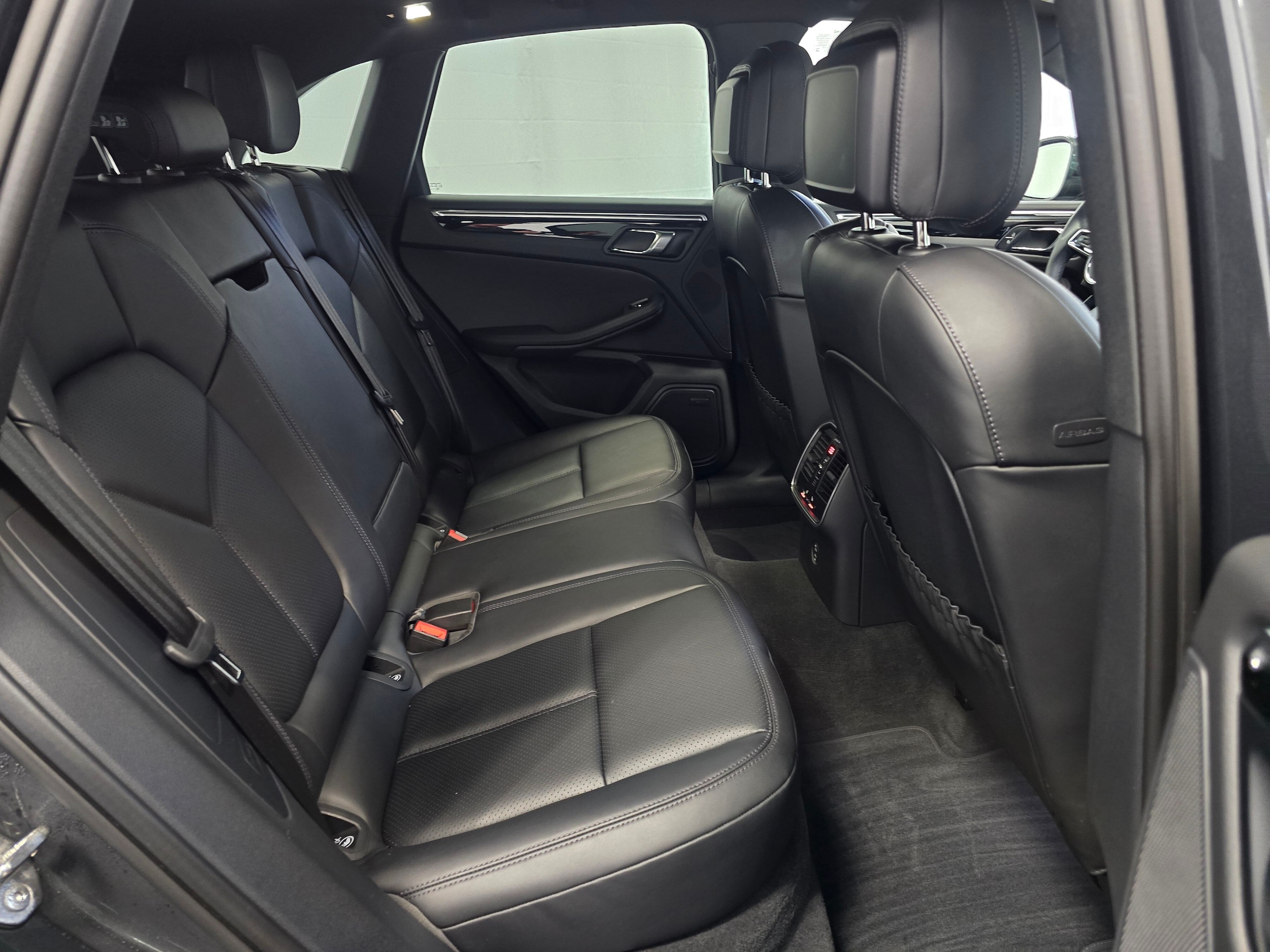 2025 Porsche Macan - Photo 24