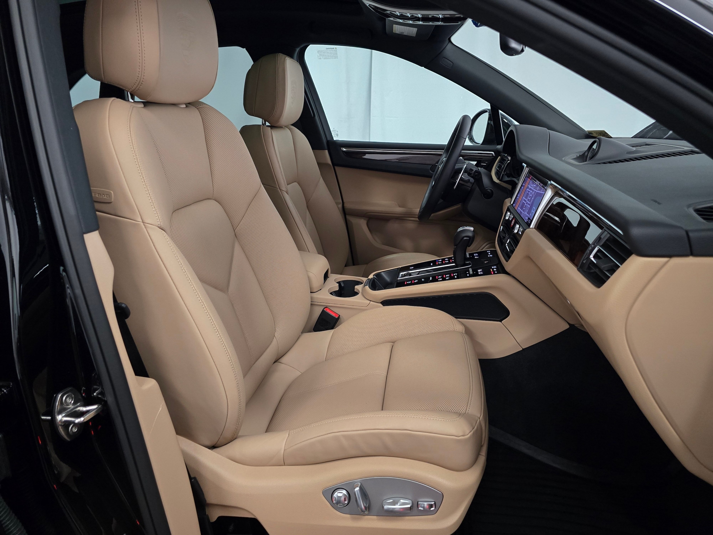 2025 Porsche Macan - Photo 28