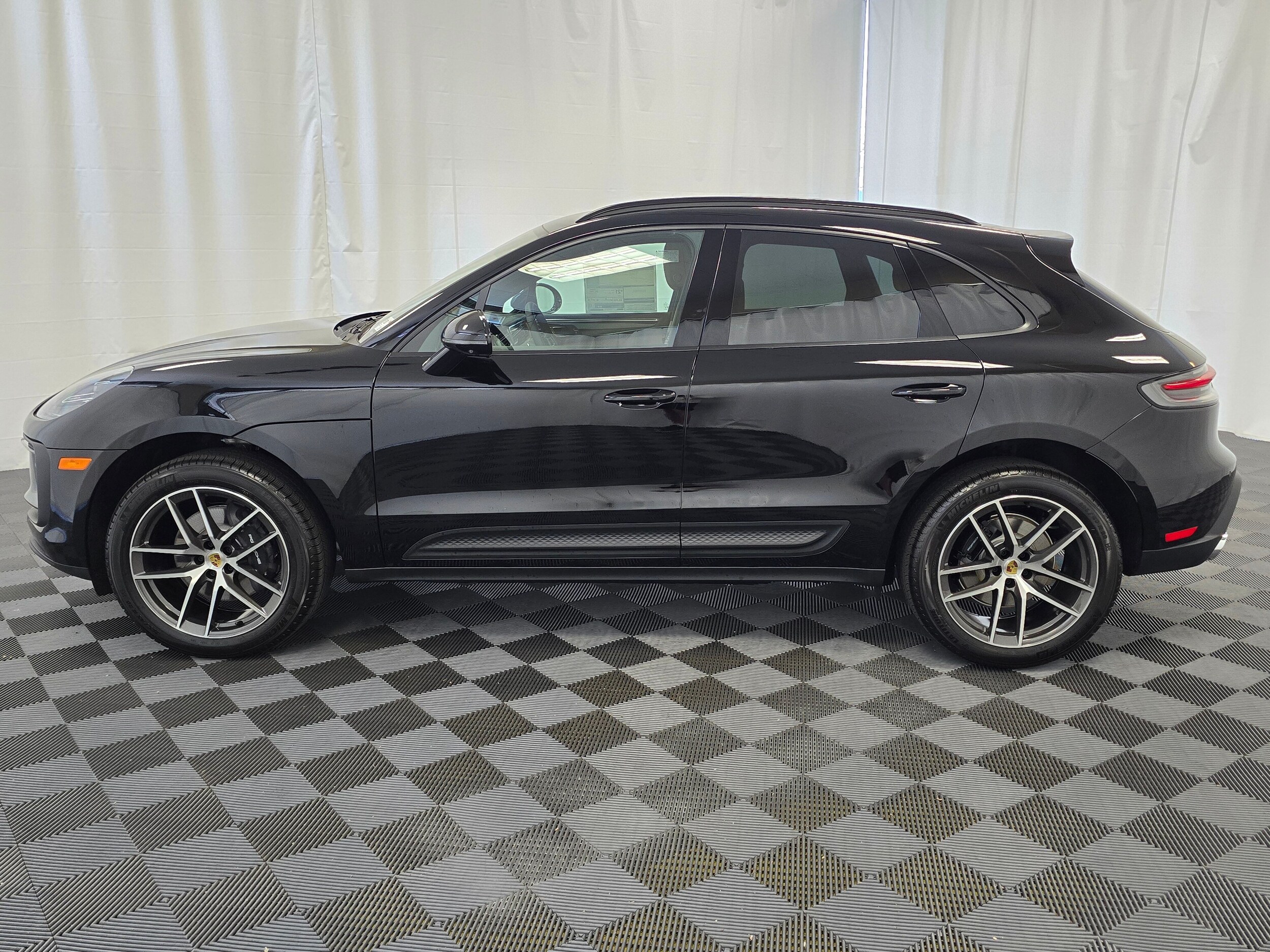 2025 Porsche Macan T photo 2
