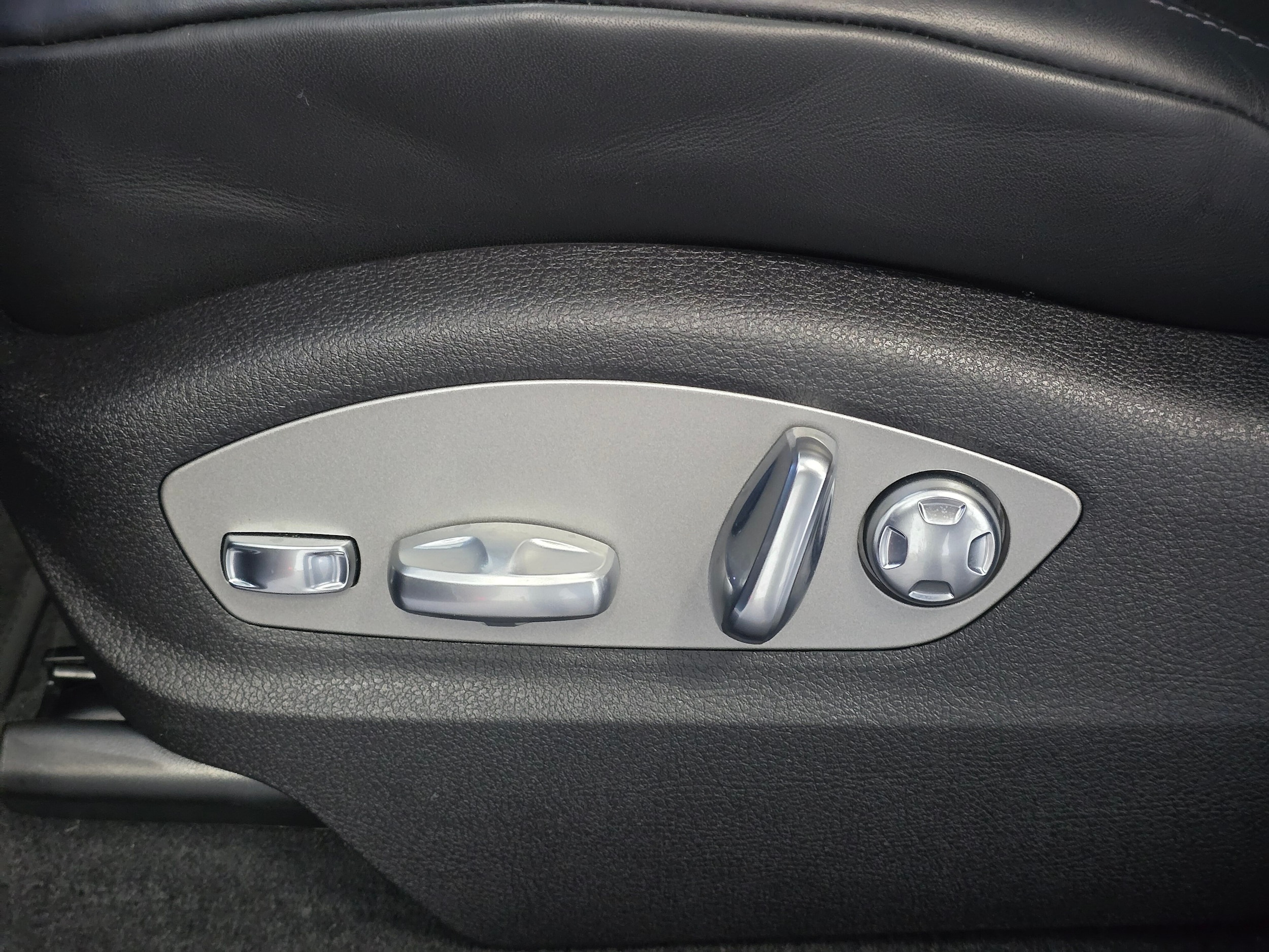 2025 Porsche Macan - Photo 35