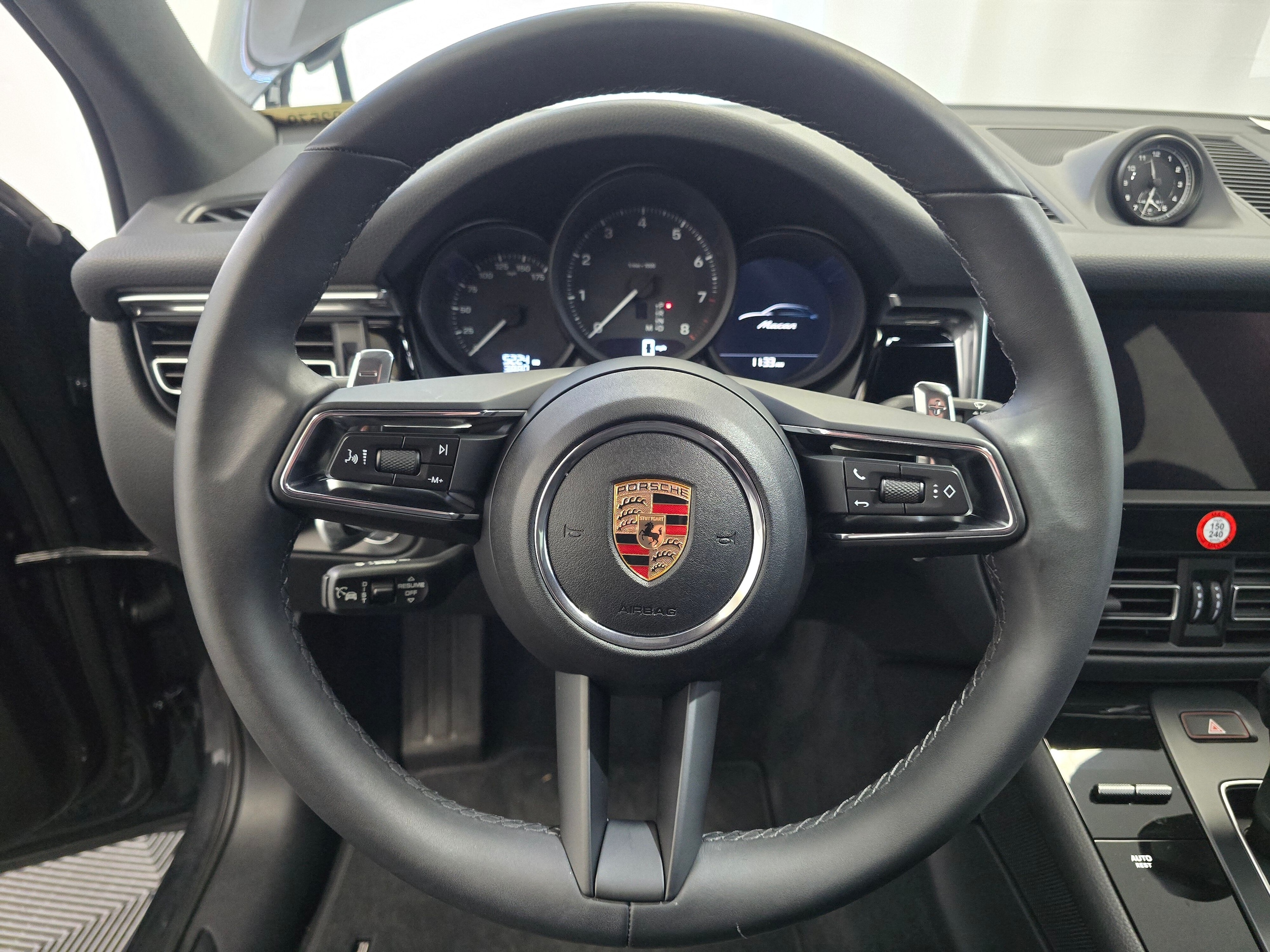 2025 Porsche Macan - Photo 15