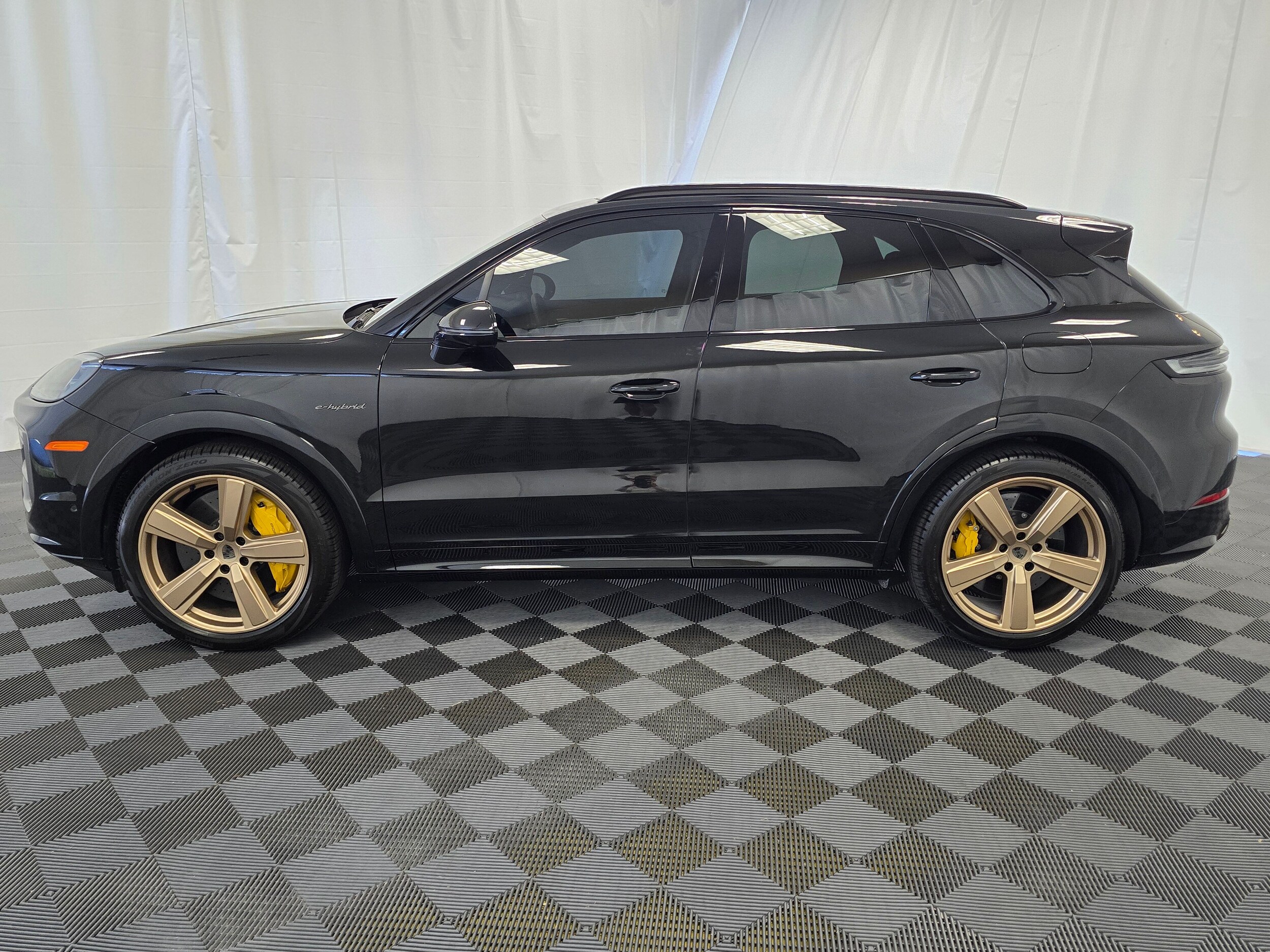 2025 Porsche Cayenne Turbo E-Hybrid photo 2