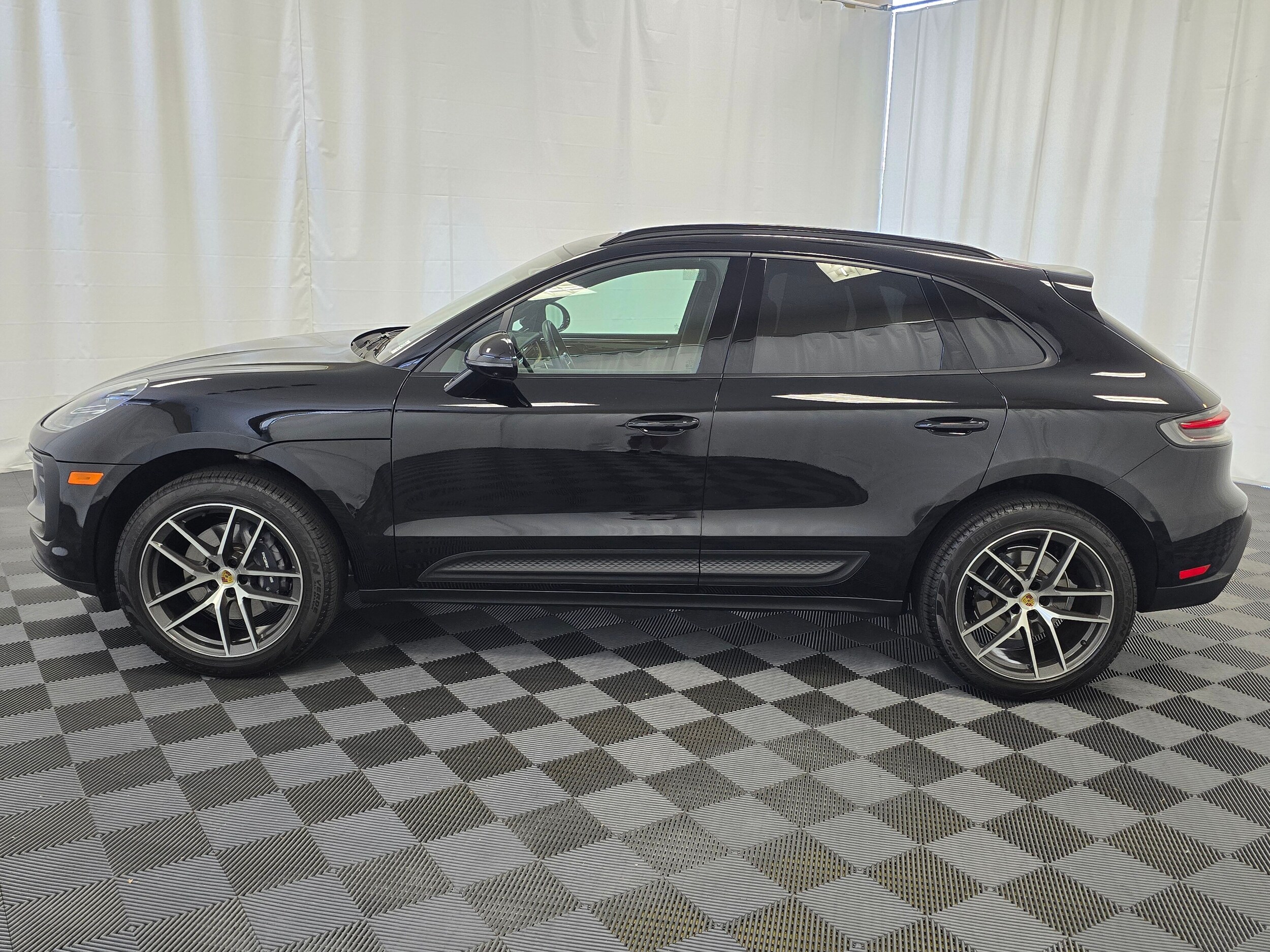 2025 Porsche Macan T photo 2