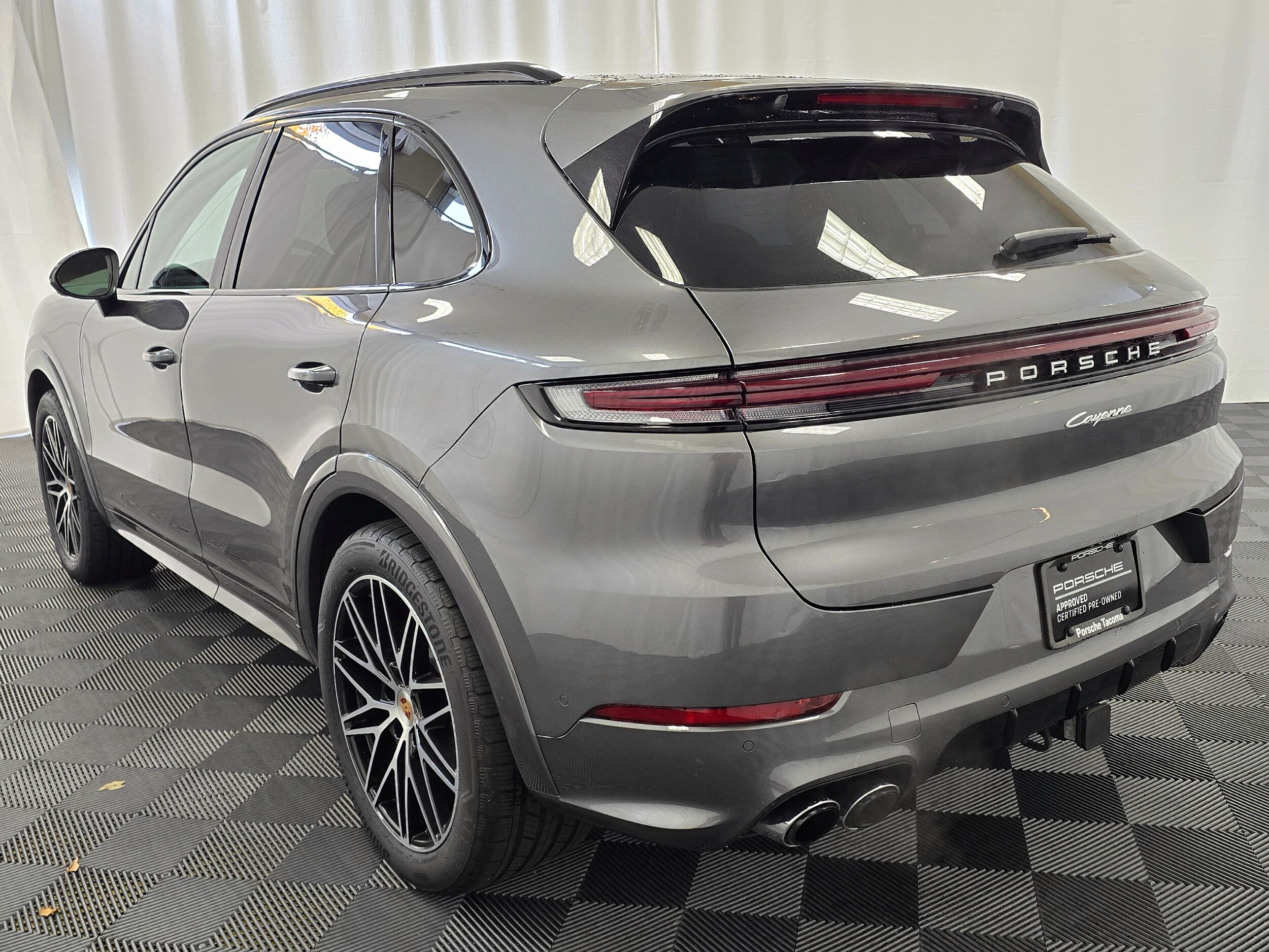 2025 Porsche Cayenne photo 3