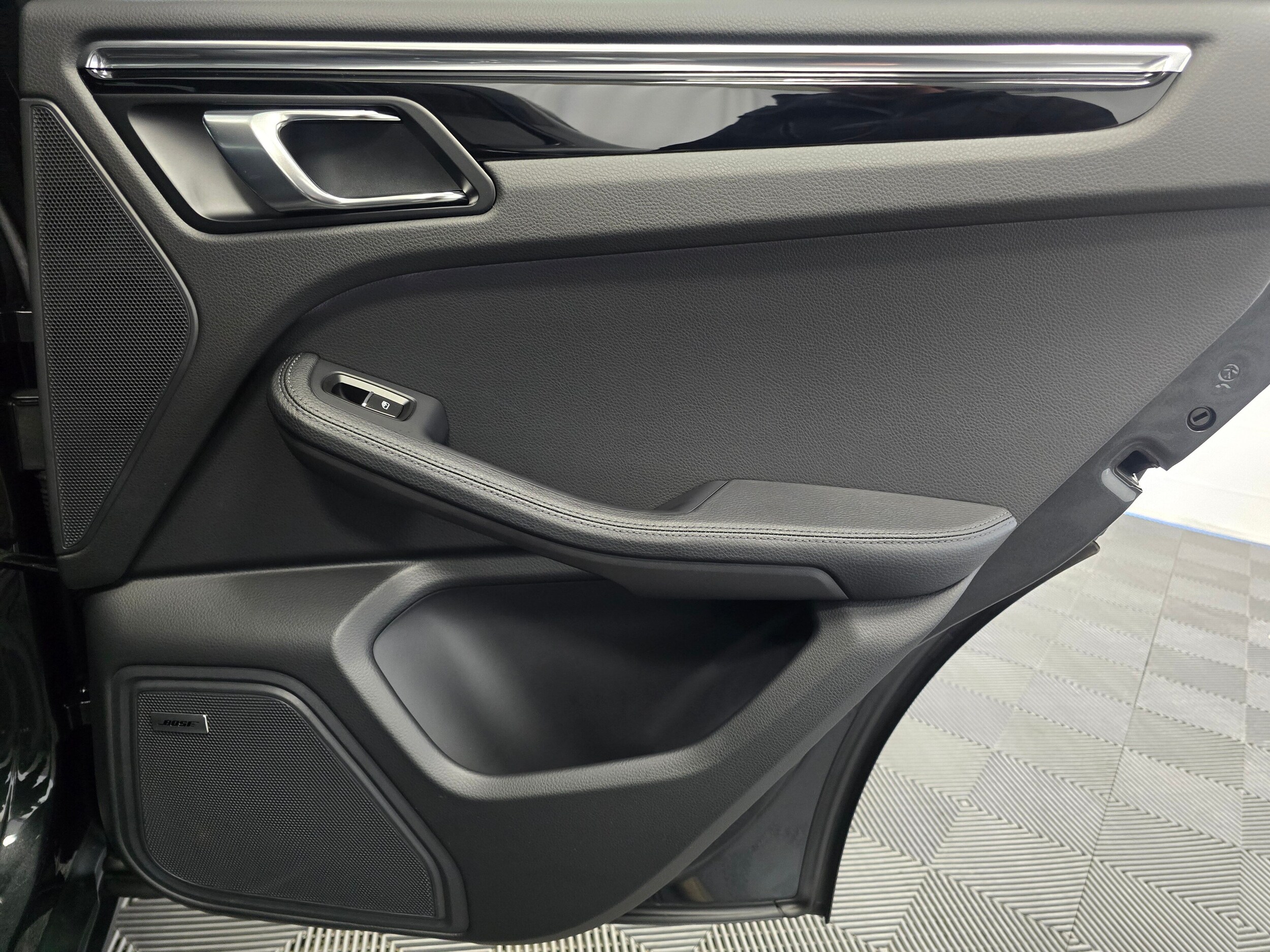 2025 Porsche Macan - Photo 25