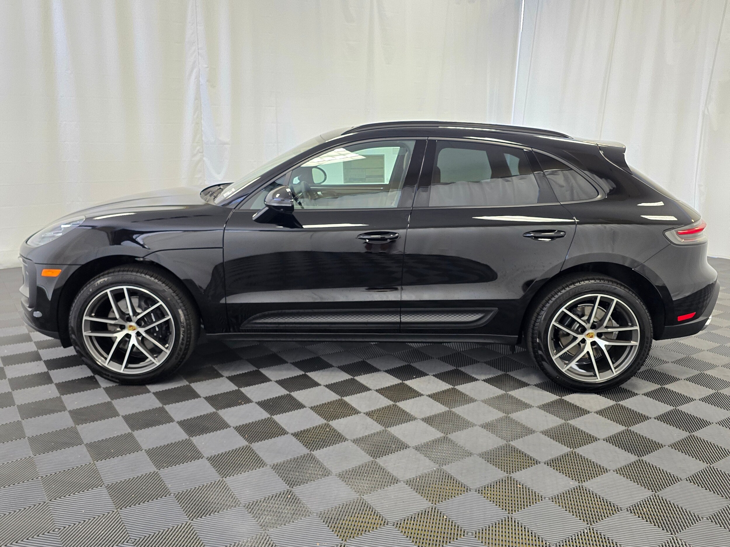 2025 Porsche Macan T photo 2