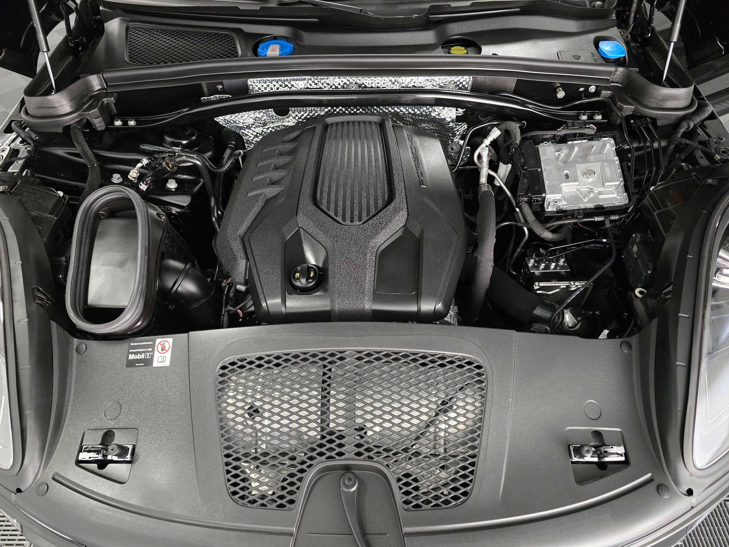 2025 Porsche Macan - Photo 11