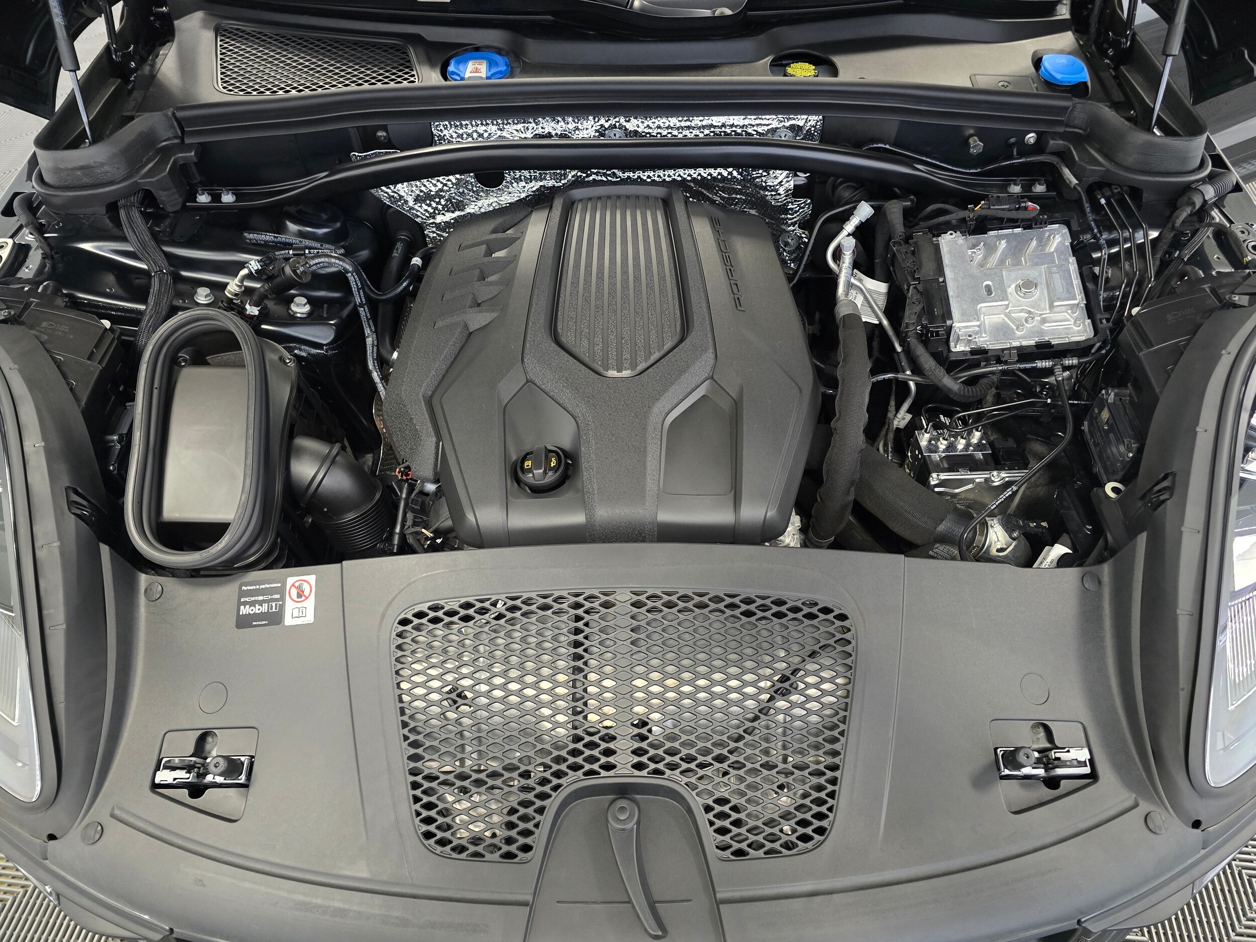 2025 Porsche Macan - Photo 11