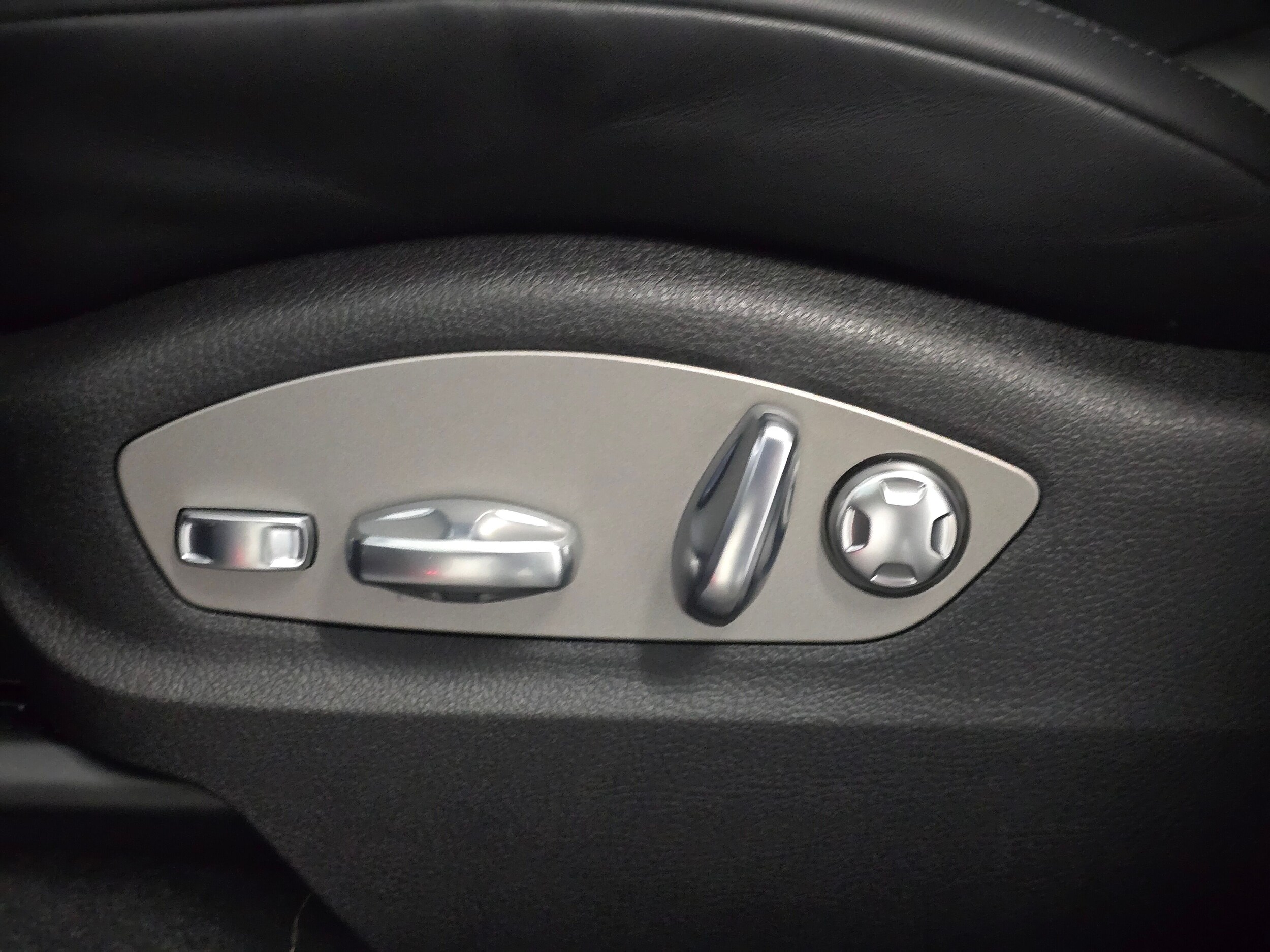 2026 Porsche Macan T - Photo 34