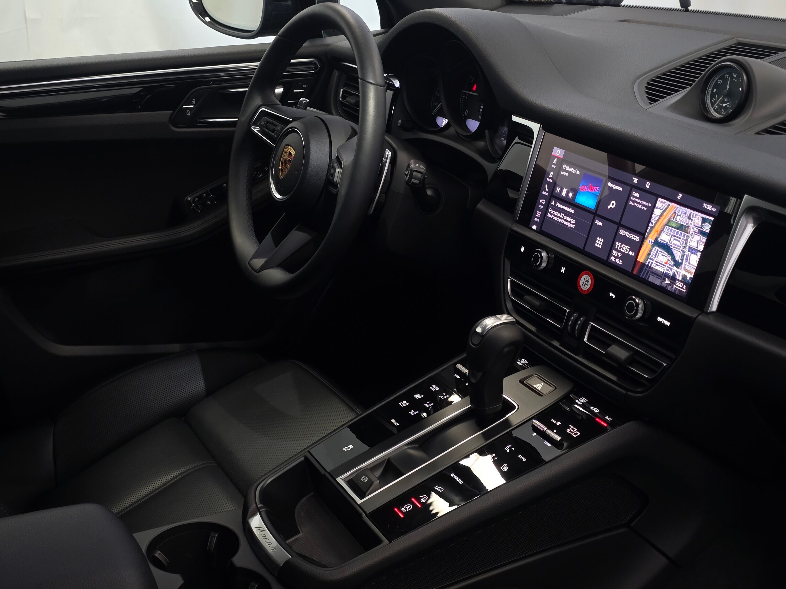 2025 Porsche Macan - Photo 29