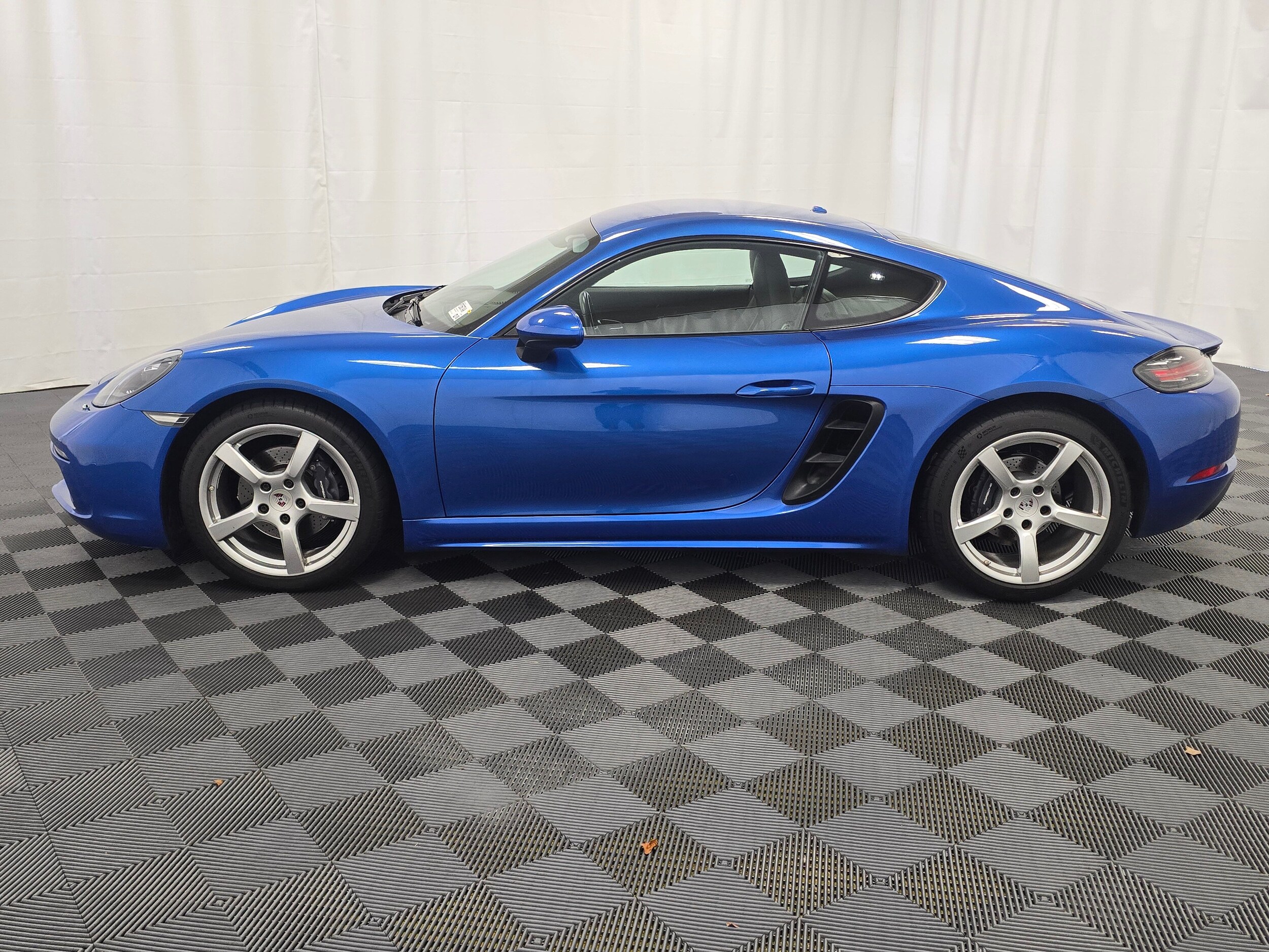 2018 Porsche Cayman photo 2