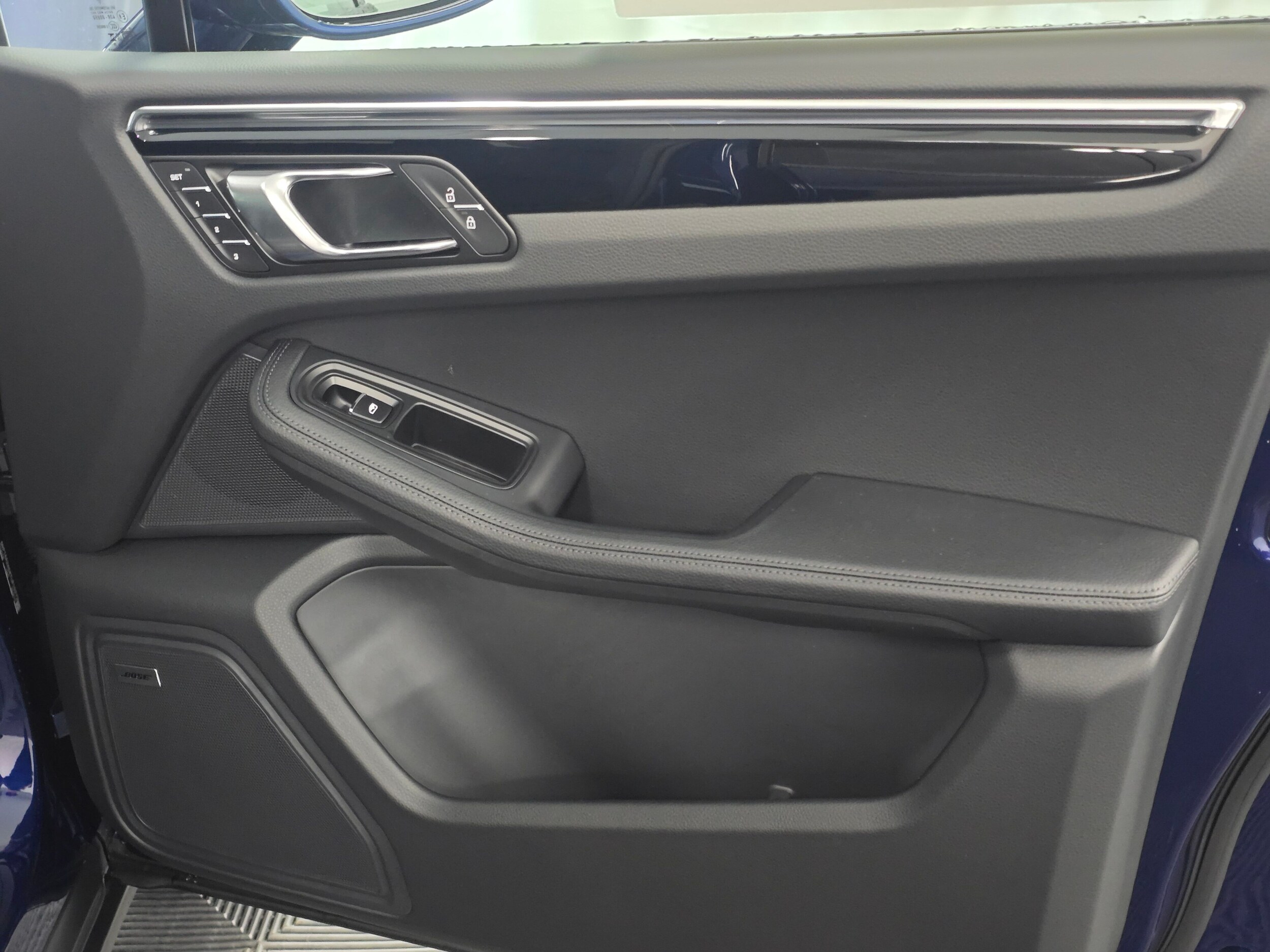 2026 Porsche Macan T - Photo 27