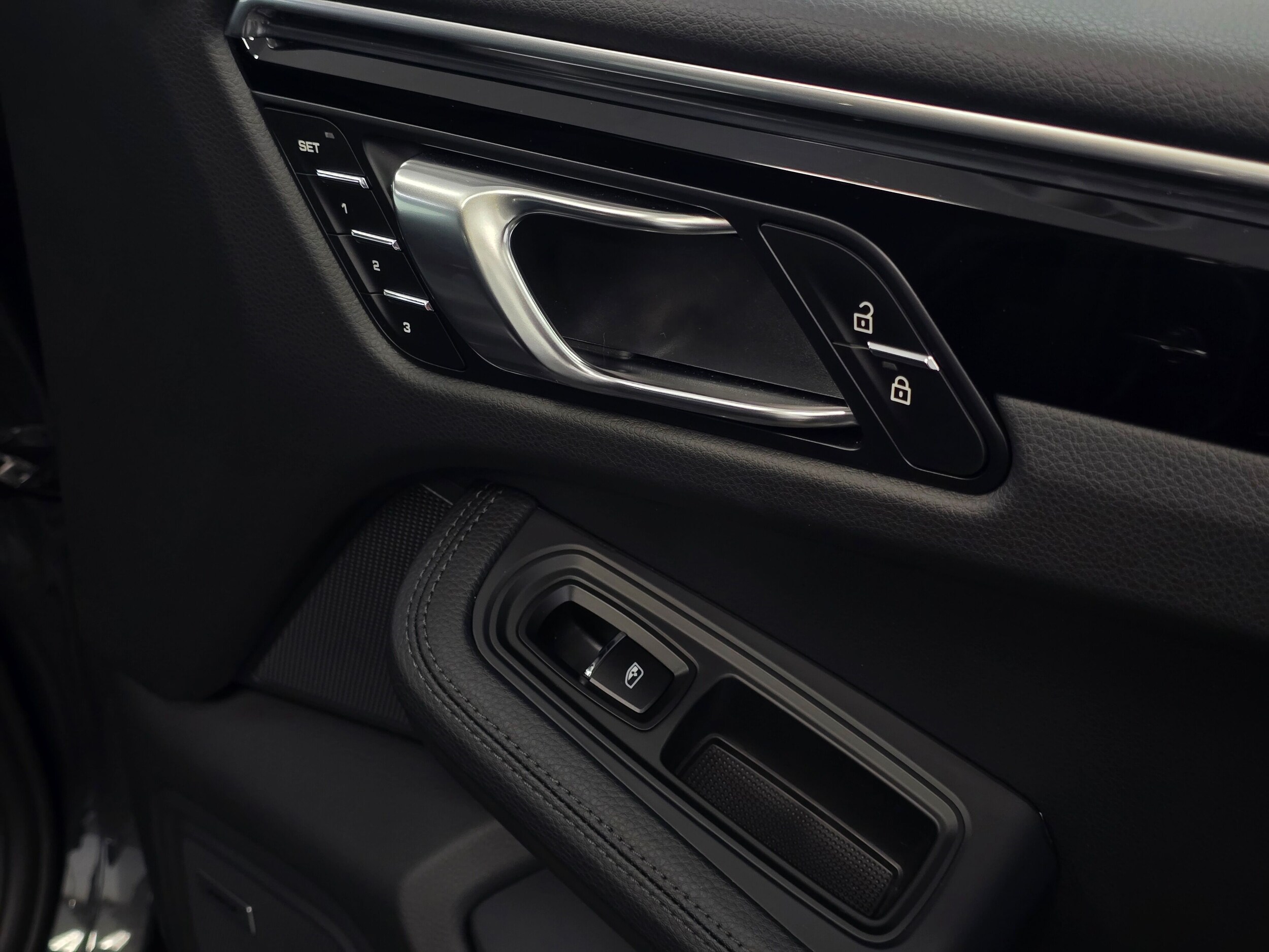 2025 Porsche Macan - Photo 27