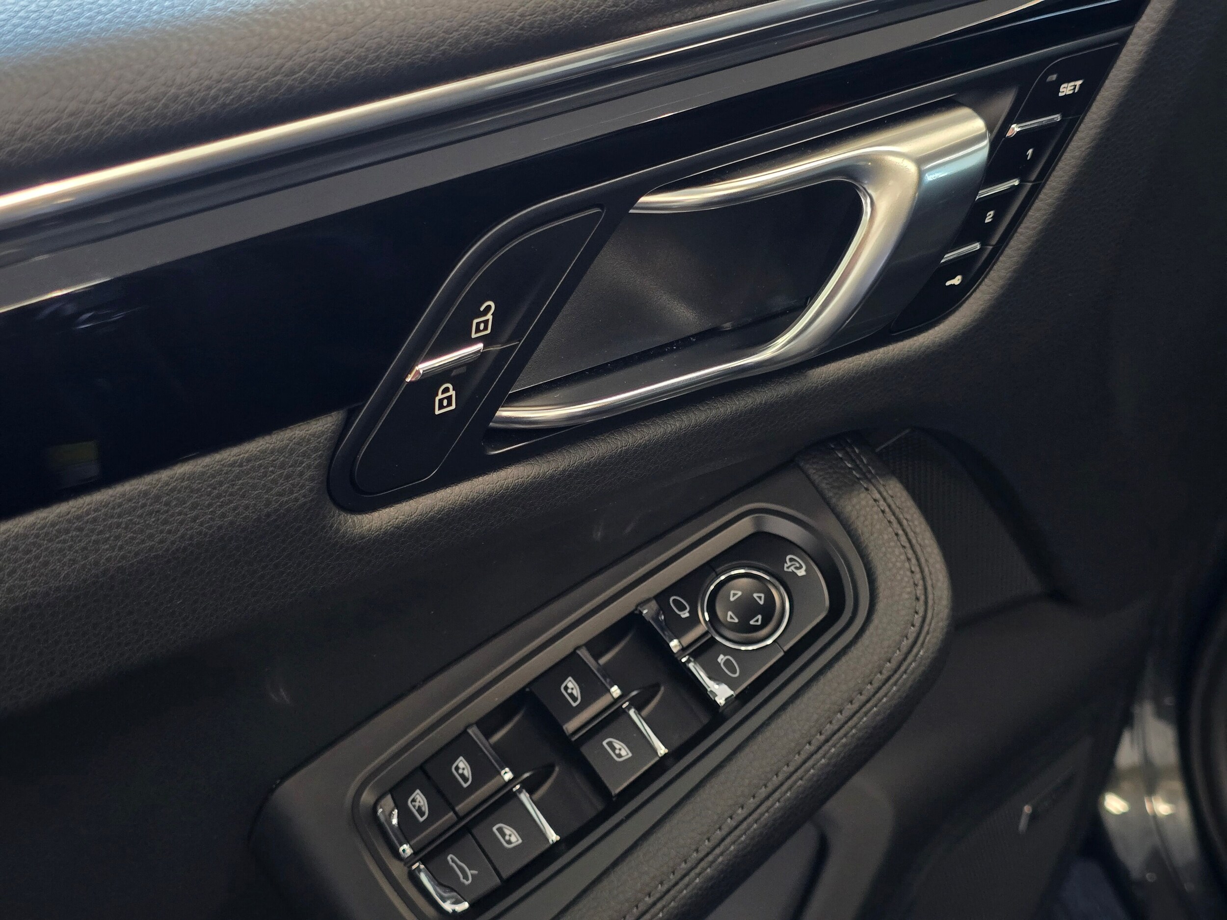 2025 Porsche Macan - Photo 34