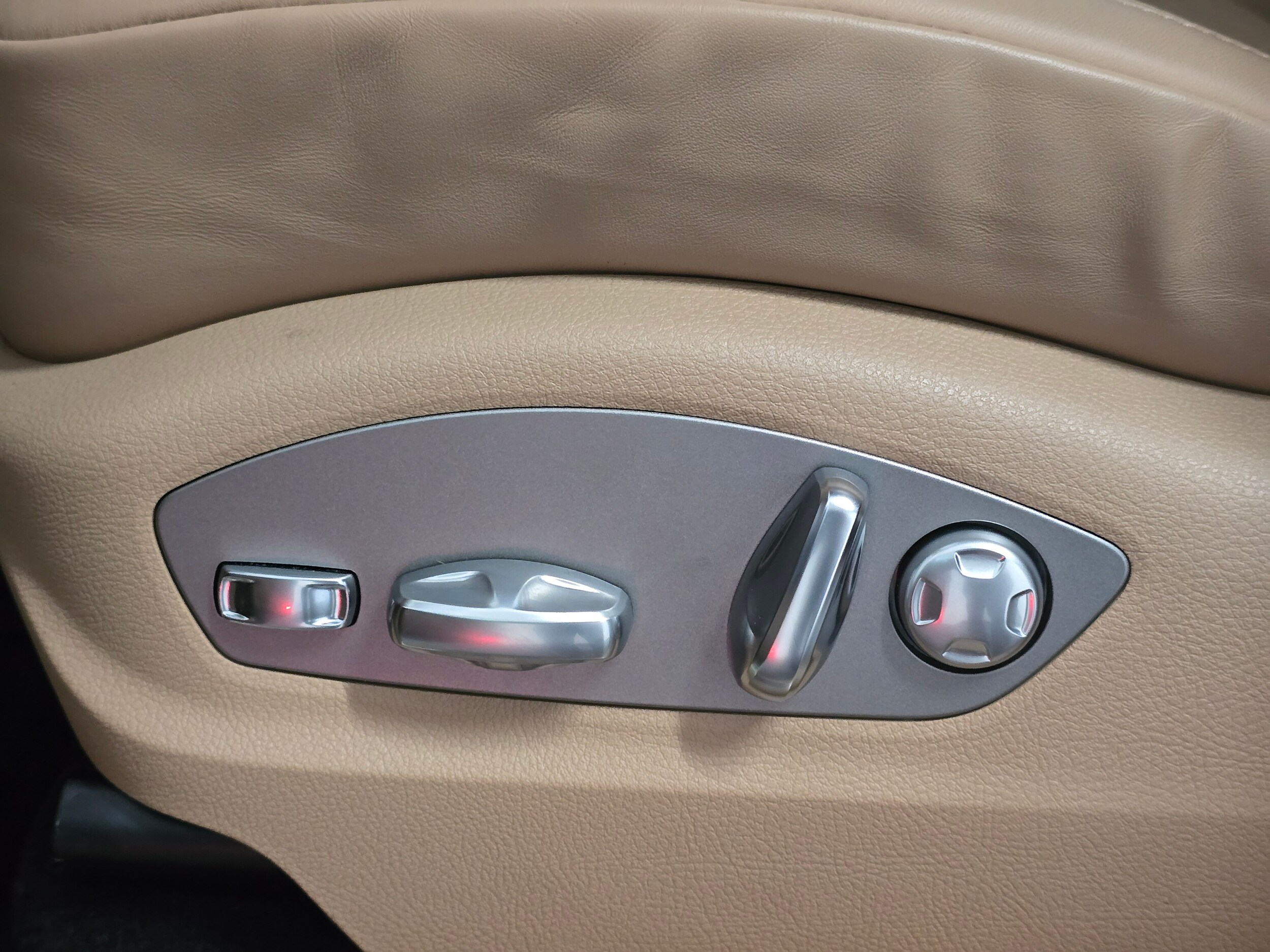 2025 Porsche Macan - Photo 35