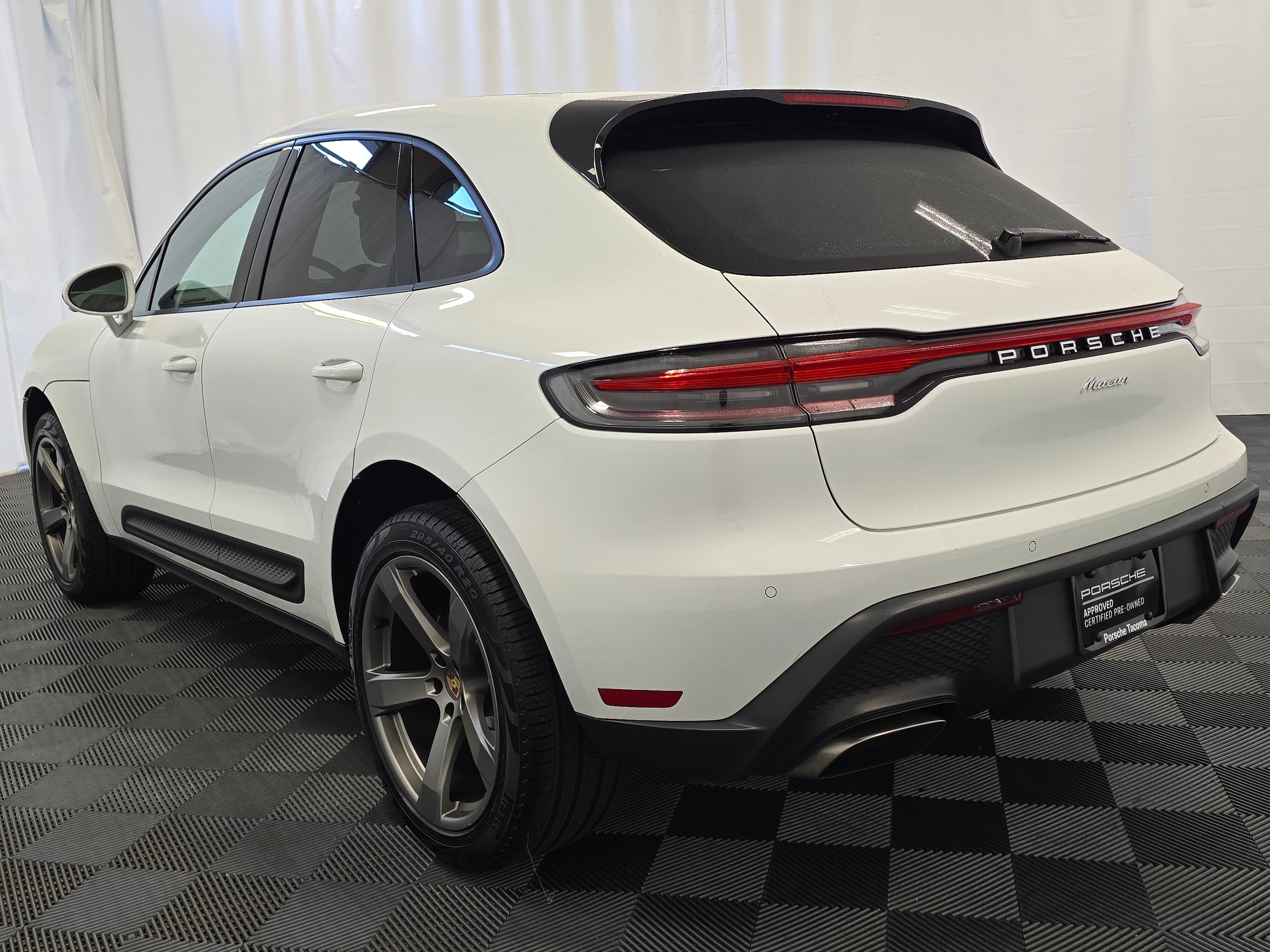 2025 Porsche Macan photo 3