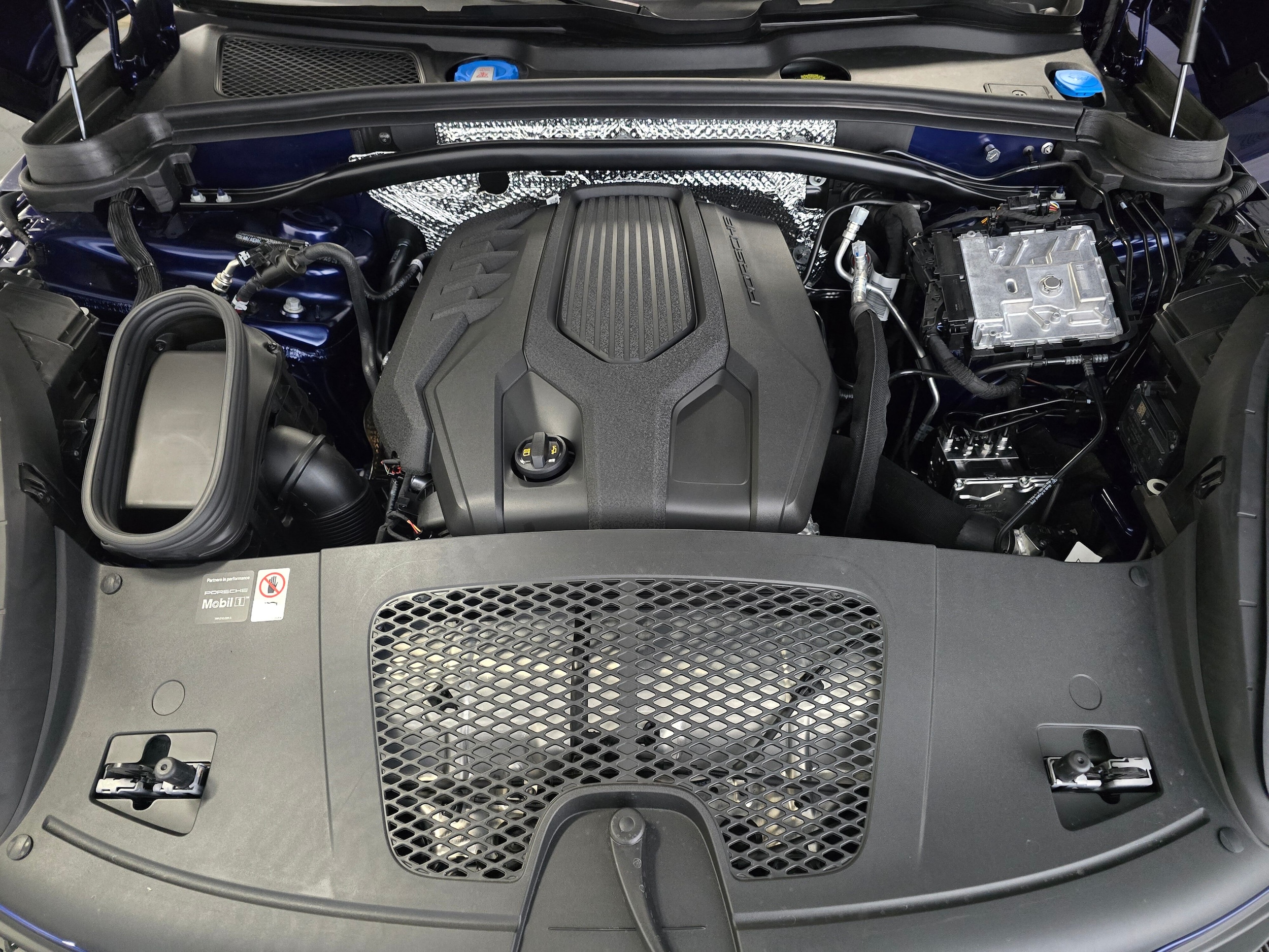 2026 Porsche Macan T - Photo 11