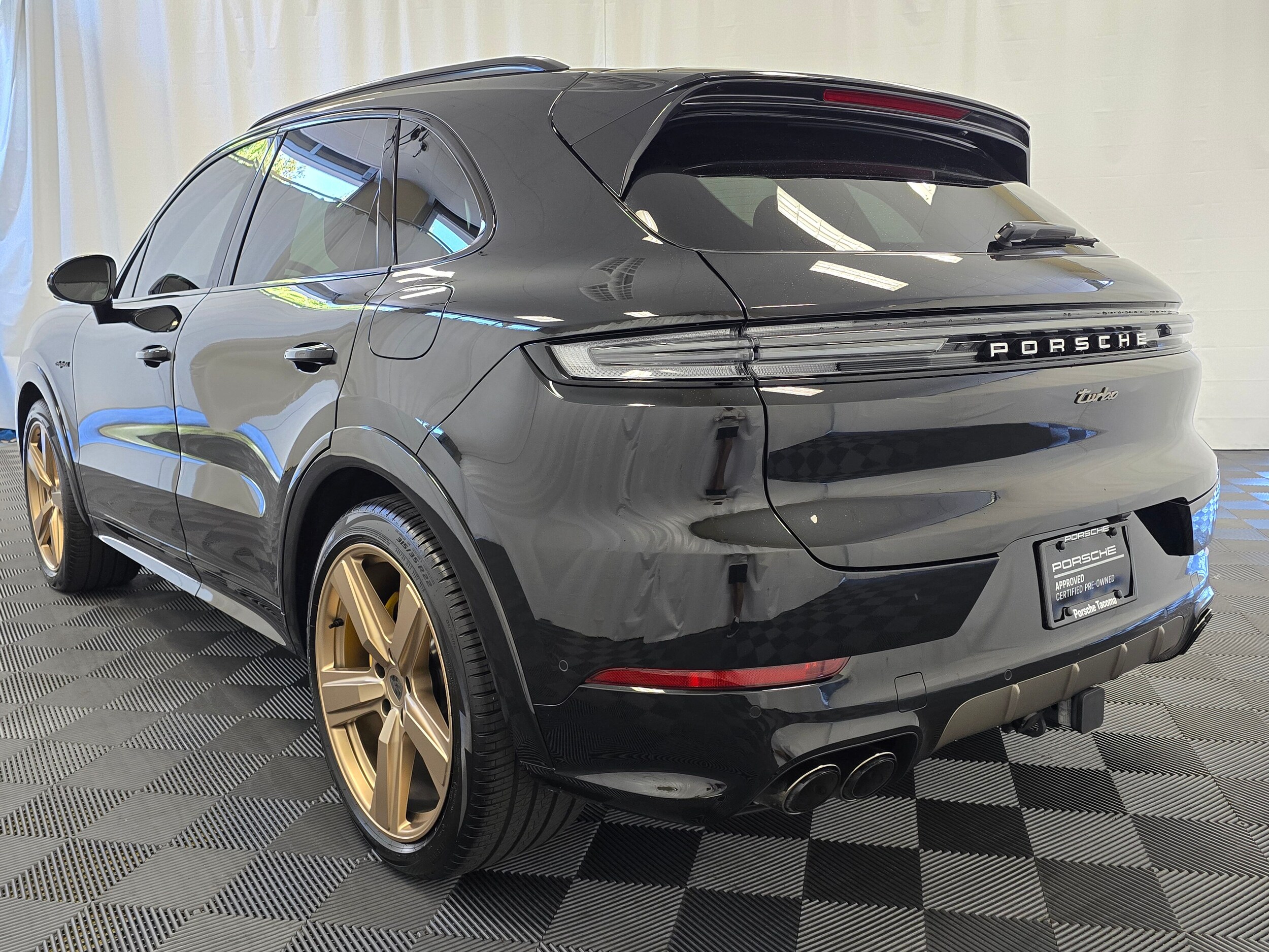 2025 Porsche Cayenne Turbo E-Hybrid photo 3