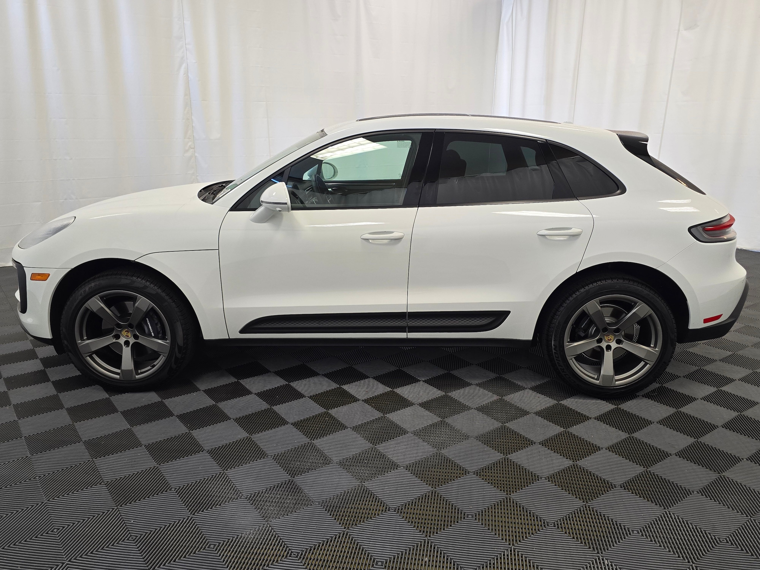 2025 Porsche Macan photo 2