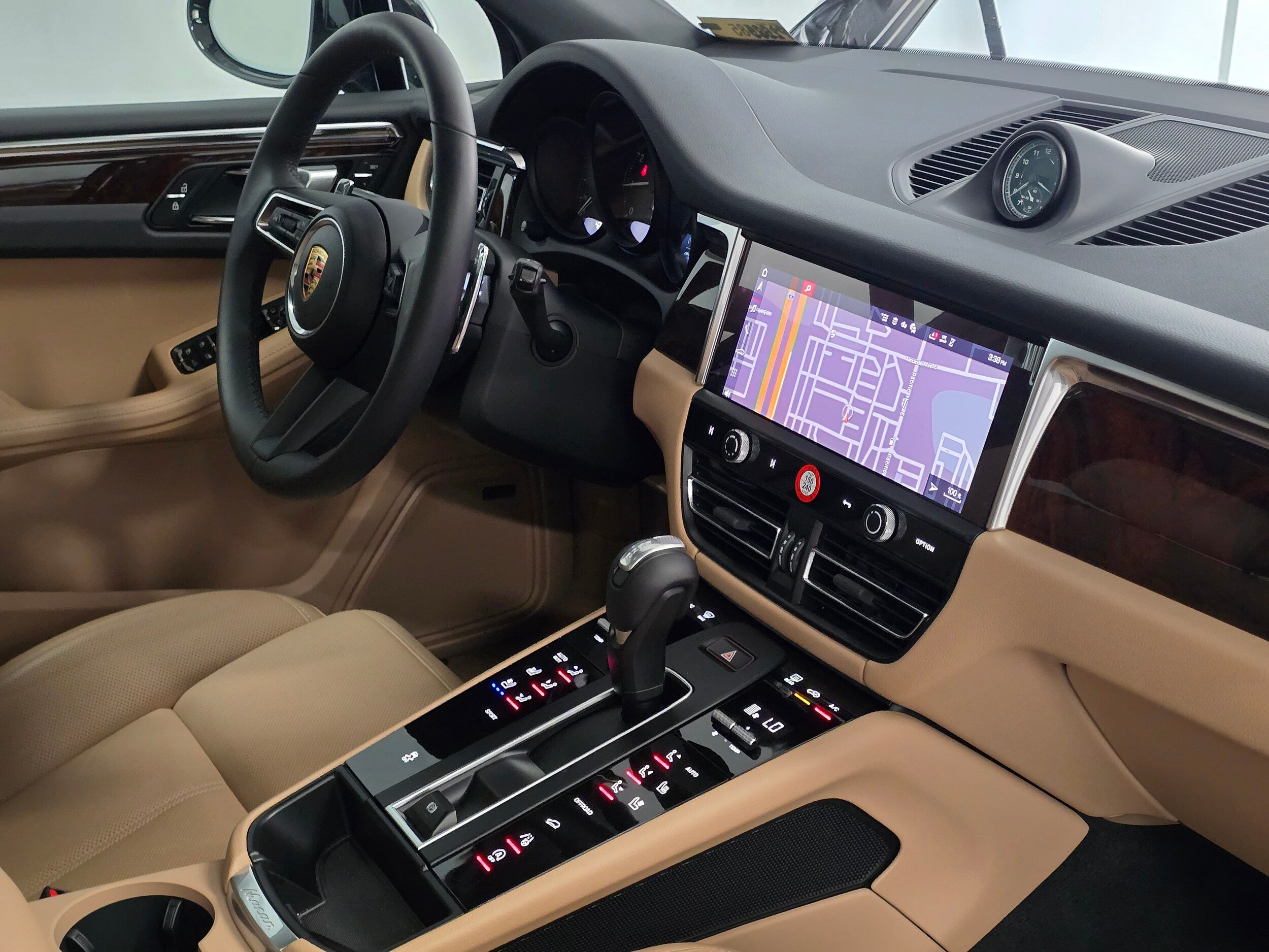2025 Porsche Macan - Photo 29