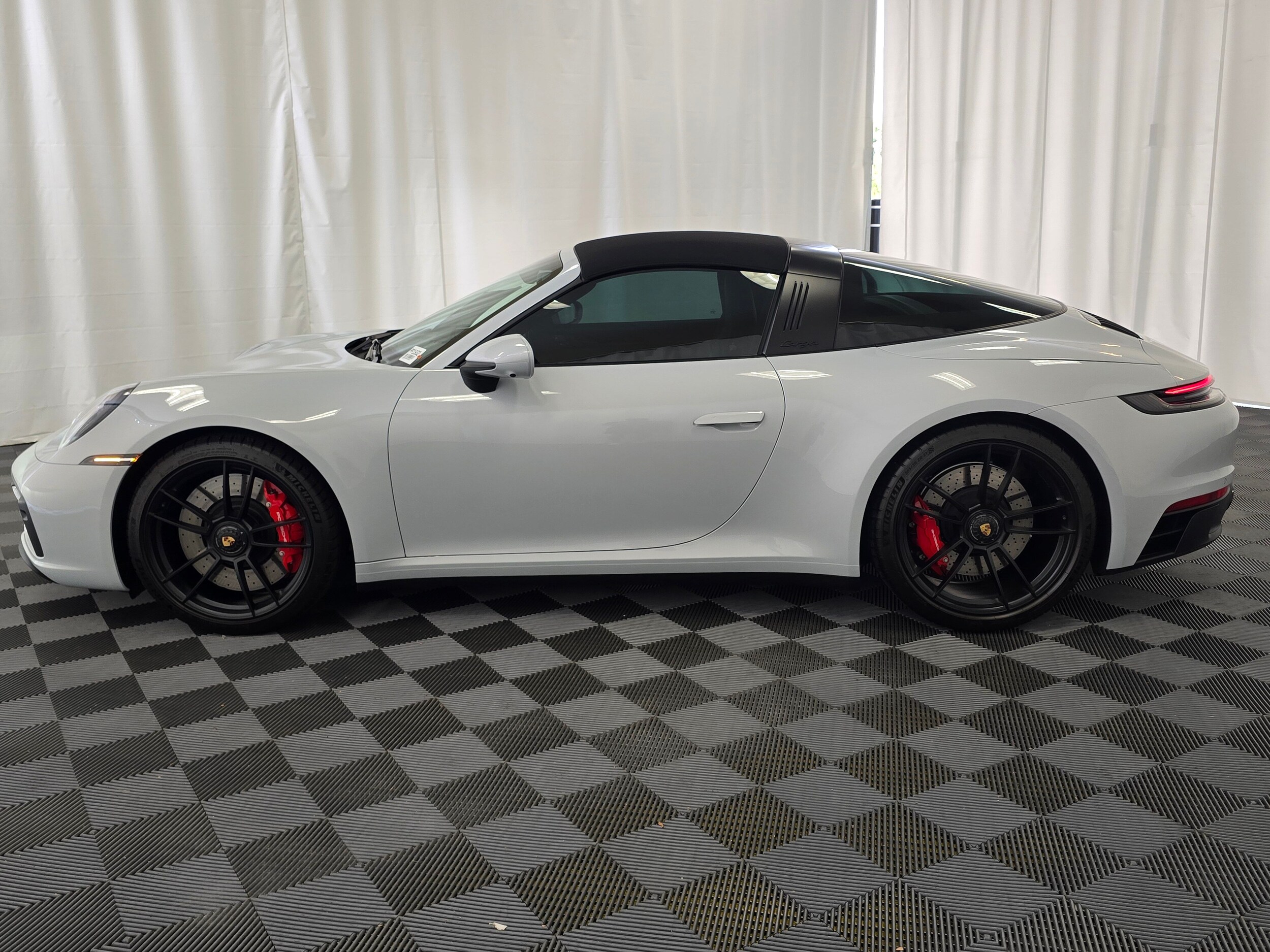 2023 Porsche 911 4S photo 2
