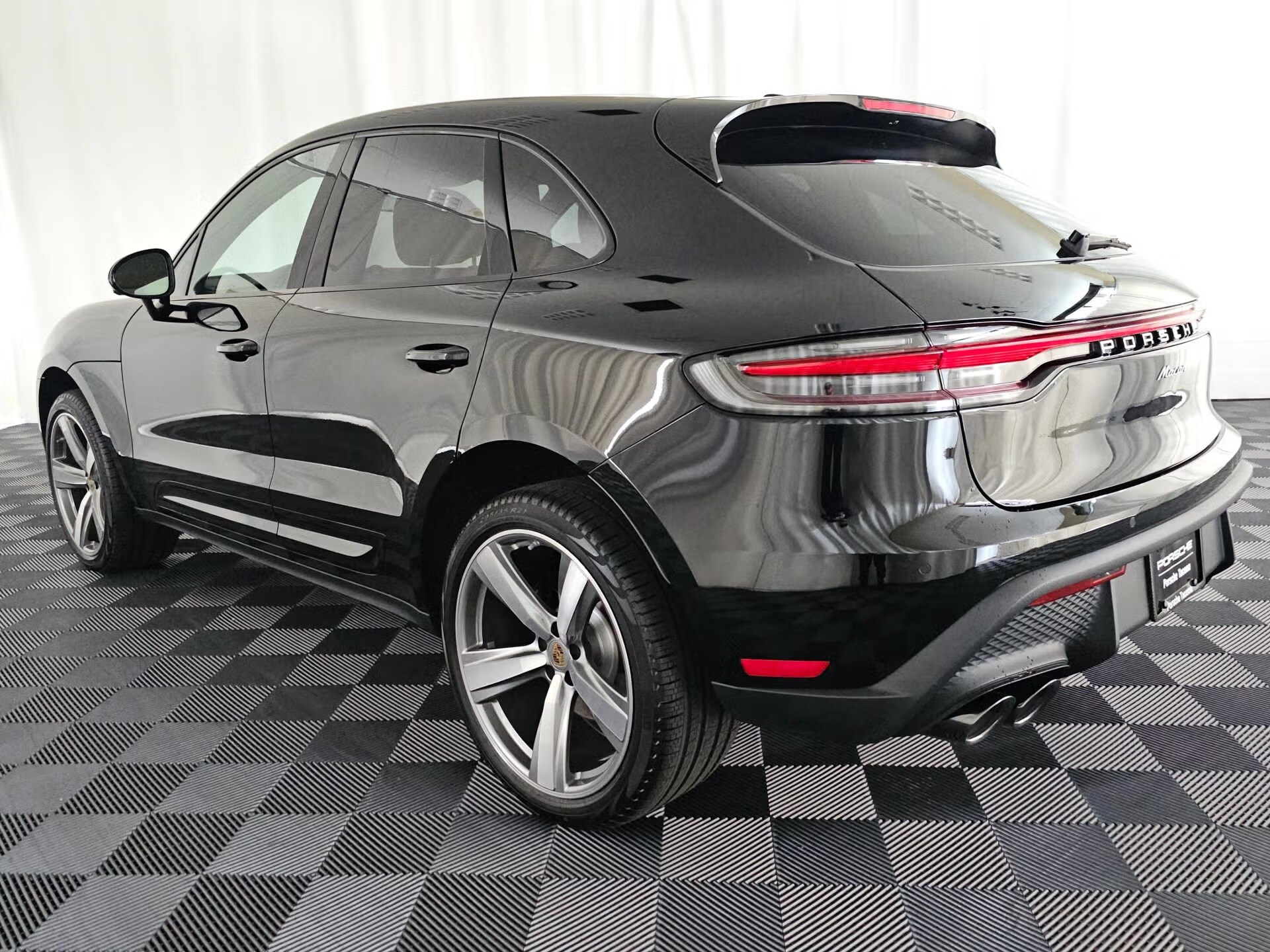 2024 Porsche Macan photo 3