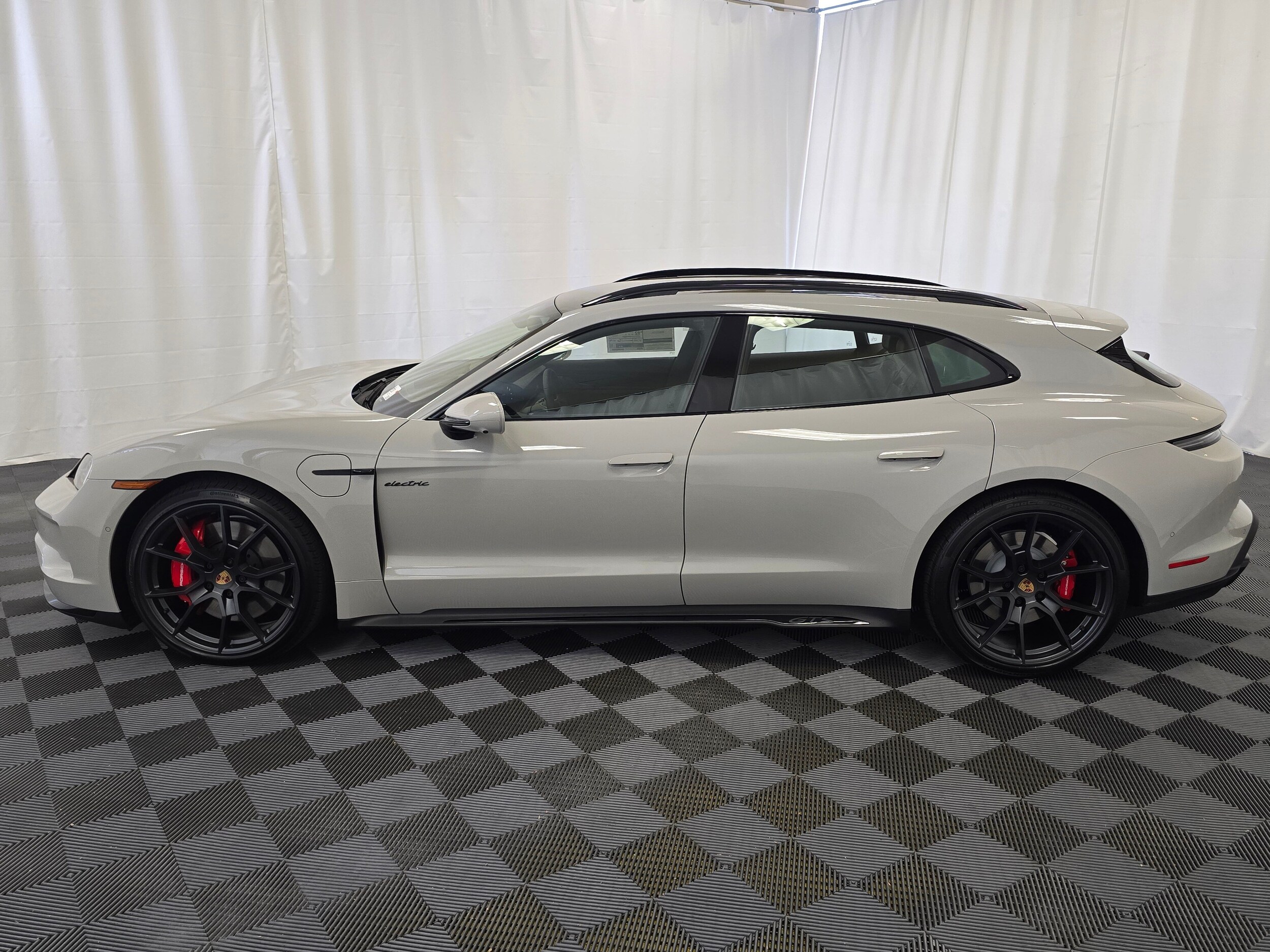 2025 Porsche Taycan GTS Sport Turismo photo 2