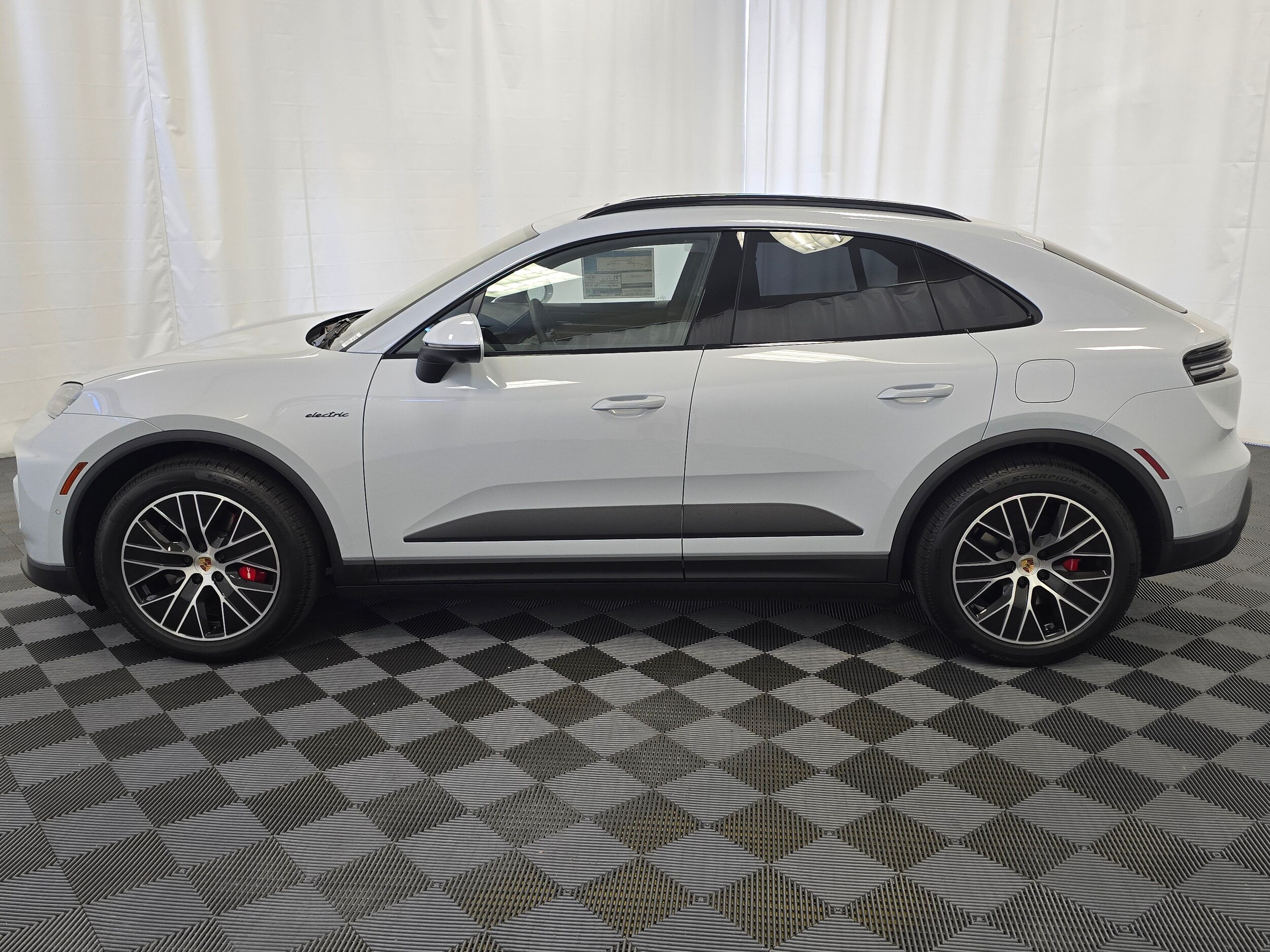 2025 Porsche Macan Electric photo 2