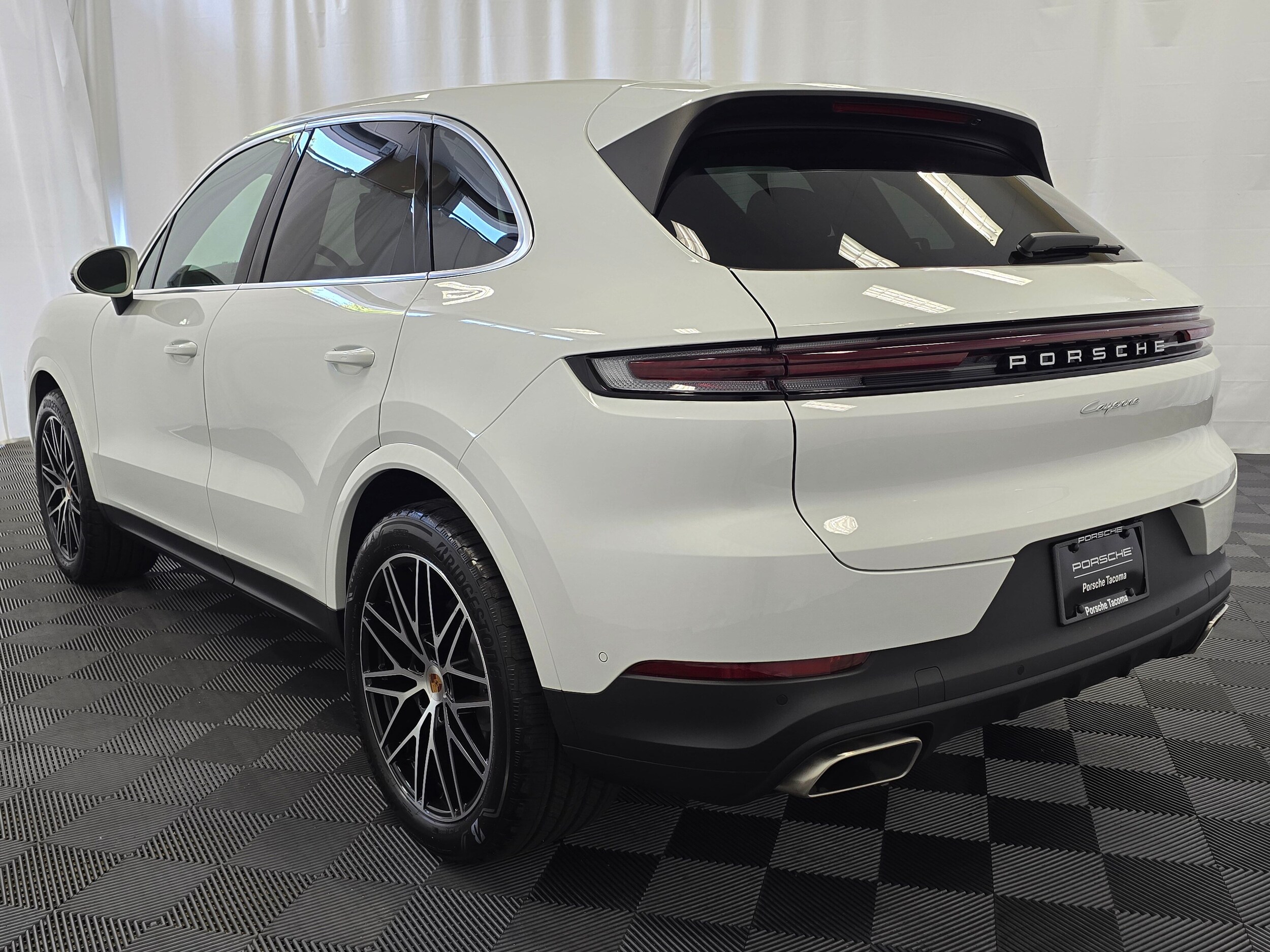2025 Porsche Cayenne photo 3